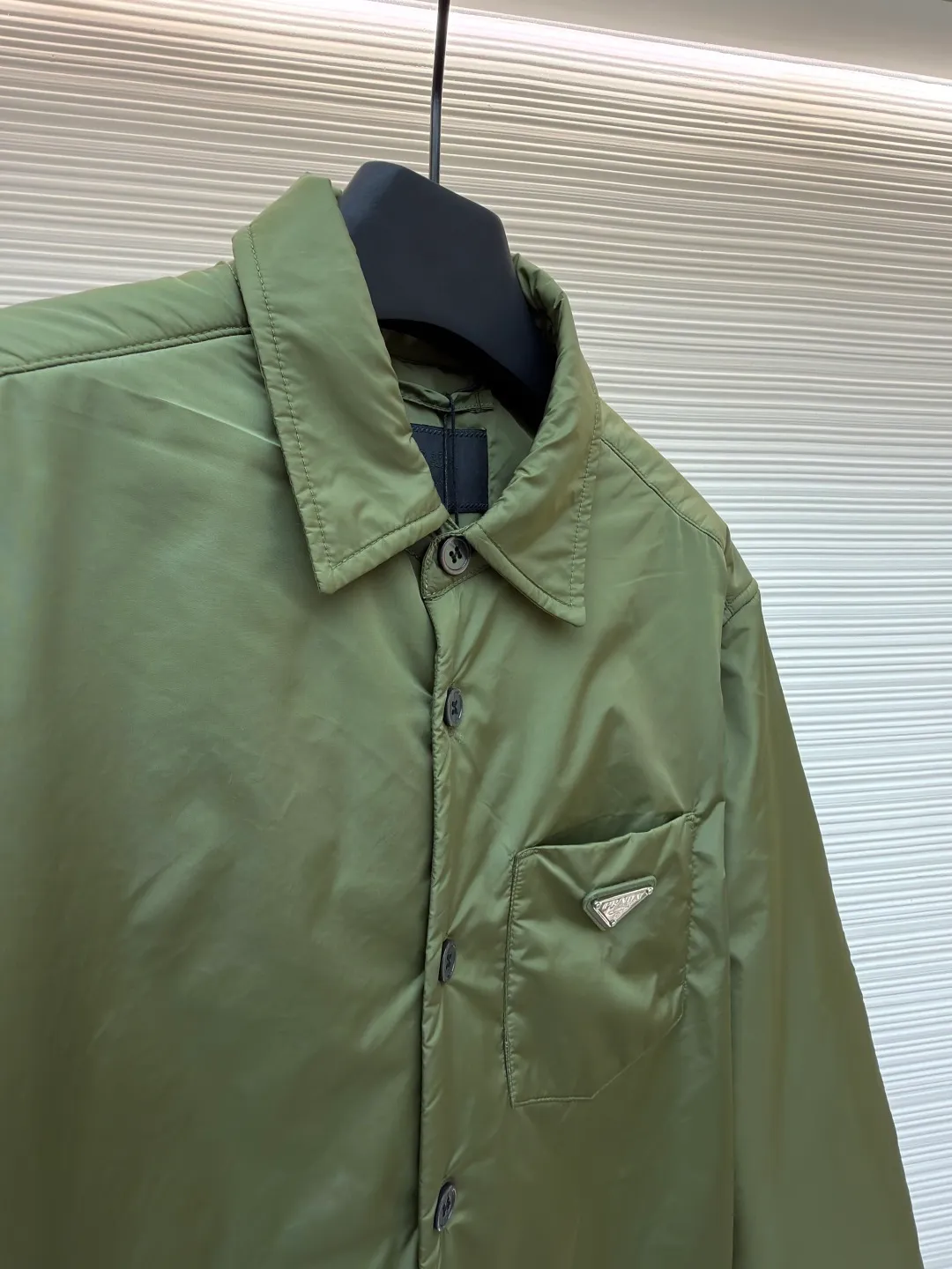 Prada shirt-style thin jacket ●Original version: Purchased and developed for 7999 ●Item number: 1681140-B50 ●Fabric: nylon fabric ●Technology: Positioning cutting machine ●Version: fitted version ●Weight: about 425 grams ●Size: S-M-L-XL ●Description: The brand's iconic recycled nylon fabric is selected, which has the same performance as traditional nylon and has high strength, tear resistance, wear resistance and other characteristics. It is lightweight and waterproof, suitable for various scenarios. Anti-wrinkle, quick-drying and easy to maintain on a daily basis. The collar, cuffs and hem are carefully cut and sewn to ensure that the entire cotton jacket looks refined and stylish. The iconic triangle logo design is cleverly integrated into the cotton clothing to enhance brand recognition. Prada shirts and cotton-padded clothes not only focus on beautiful design, but also emphasize practicality, ensuring that the wearer can feel warm and comfortable while enjoying fashion. The overall wiring is straight and delicate, the fabric is comfortable and soft, and the color is consistent without color difference. It can be matched with the same style to create a fashionable look and control various occasions. Customized accessories, complete with three standards, same style for men and women!