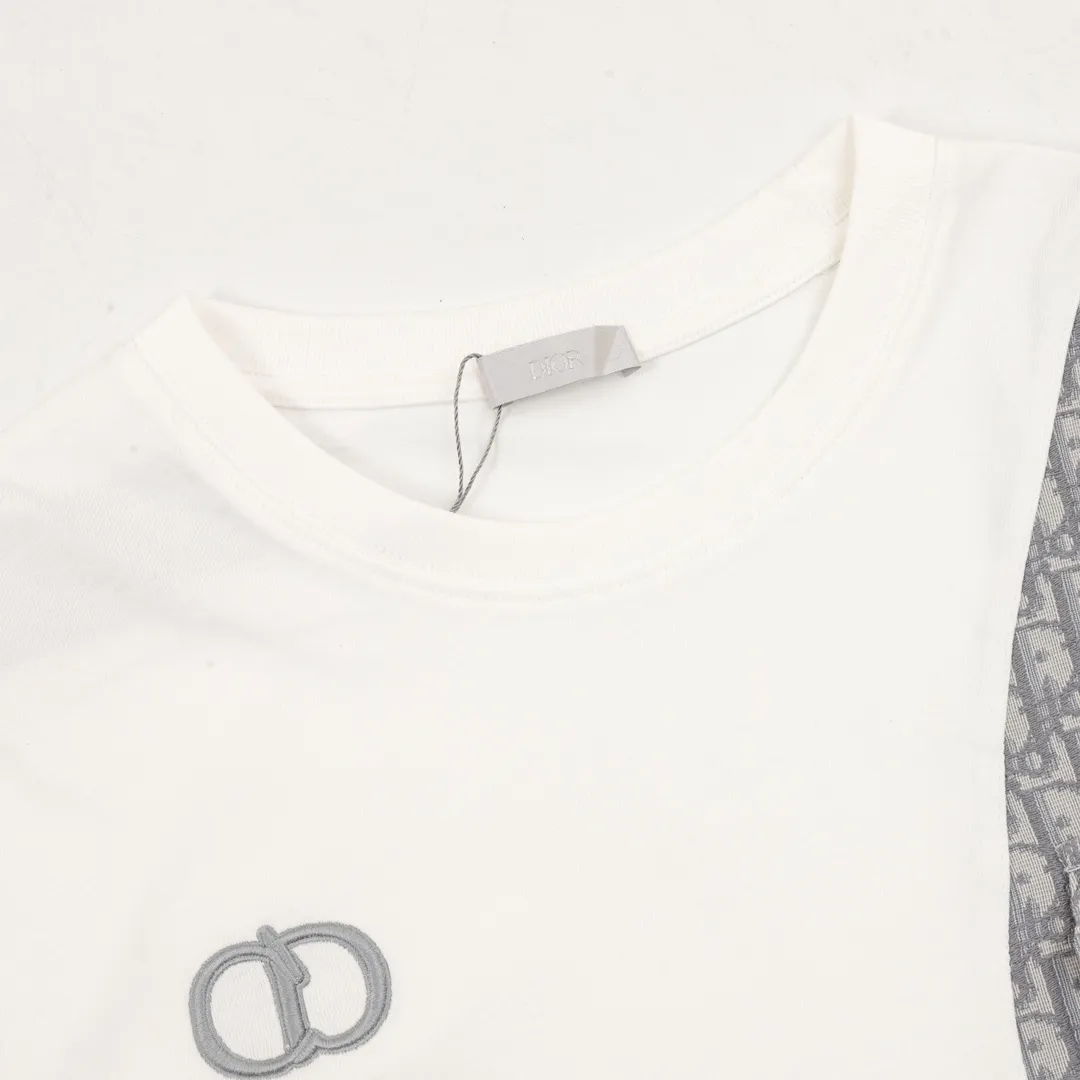 🅿️250 DIOR/Dior Embroidered Spliced ​​Round Neck Short Sleeves New Stitched Round Neck Short Sleeves A very popular style on the street, trendy men and trendy women must close their eyes to accept it. The channel's quality production, the whole process is very attentive. The actual texture is amazing, there are details inside and outside, and they can withstand your vicious and critical eyes! White knitted cotton spliced with Xiaodi's classic presbyopia. Both fabrics are customized, and they have a full texture when picked out individually. The fabric feels very solid, with high-density fabric lining. The lining is terry cotton, which is different from the ordinary terry cotton bottom. It is particularly fine and dense, soft and skin-friendly, close to the body, dry and breathable. The button details are also customized, full of luxury and extravagance. The version is the popular loose OS, which is easy and basic for boys and girls to wear at will. The CD letter embroidery on the chest is particularly full, three-dimensional and textured. The small details show the quality of the garments. Not only the appearance, but also the comfort! size：S-L