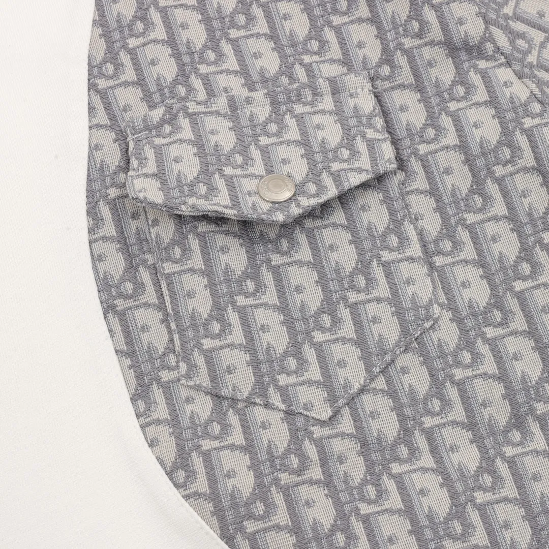 🅿️250 DIOR/Dior Embroidered Spliced ​​Round Neck Short Sleeves New Stitched Round Neck Short Sleeves A very popular style on the street, trendy men and trendy women must close their eyes to accept it. The channel's quality production, the whole process is very attentive. The actual texture is amazing, there are details inside and outside, and they can withstand your vicious and critical eyes! White knitted cotton spliced with Xiaodi's classic presbyopia. Both fabrics are customized, and they have a full texture when picked out individually. The fabric feels very solid, with high-density fabric lining. The lining is terry cotton, which is different from the ordinary terry cotton bottom. It is particularly fine and dense, soft and skin-friendly, close to the body, dry and breathable. The button details are also customized, full of luxury and extravagance. The version is the popular loose OS, which is easy and basic for boys and girls to wear at will. The CD letter embroidery on the chest is particularly full, three-dimensional and textured. The small details show the quality of the garments. Not only the appearance, but also the comfort! size：S-L