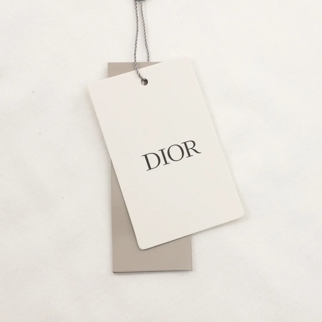 🅿️250 DIOR/Dior Embroidered Spliced ​​Round Neck Short Sleeves New Stitched Round Neck Short Sleeves A very popular style on the street, trendy men and trendy women must close their eyes to accept it. The channel's quality production, the whole process is very attentive. The actual texture is amazing, there are details inside and outside, and they can withstand your vicious and critical eyes! White knitted cotton spliced with Xiaodi's classic presbyopia. Both fabrics are customized, and they have a full texture when picked out individually. The fabric feels very solid, with high-density fabric lining. The lining is terry cotton, which is different from the ordinary terry cotton bottom. It is particularly fine and dense, soft and skin-friendly, close to the body, dry and breathable. The button details are also customized, full of luxury and extravagance. The version is the popular loose OS, which is easy and basic for boys and girls to wear at will. The CD letter embroidery on the chest is particularly full, three-dimensional and textured. The small details show the quality of the garments. Not only the appearance, but also the comfort! size：S-L