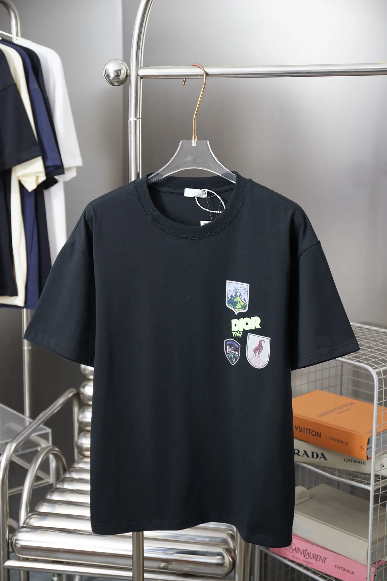 🅿️180 D＊or CD 25SS early spring new style joint series embroidered logo icon printed short sleeves light luxury essential item for daily commuting for men and women correct version welcome to compare detailed features · 320g 100% pure cotton double yarn jersey fabric · Custom dyed in the same cylinder, special thickened 32 double-ply 1X1 threads . Imported Tajima machine embroidered letter logo · Manual hand-printed screen icon pattern printing · Double-needle stitching and cross-stitch technology · Original main mark, washed tag, branded moisture-proof paper packaging Color: White/Black Size: S/M/L/XL