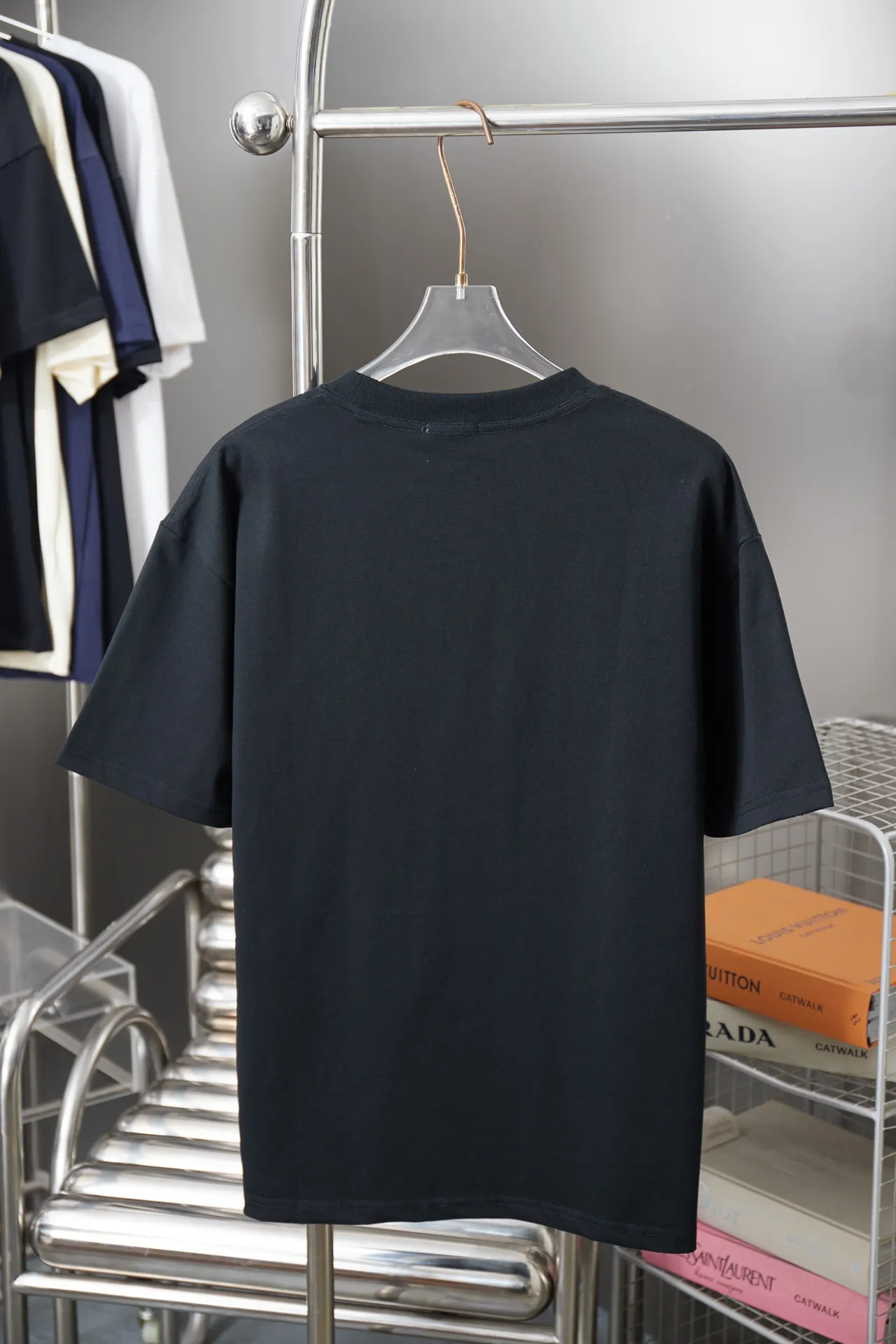 🅿️180 D＊or CD 25SS early spring new style joint series embroidered logo icon printed short sleeves light luxury essential item for daily commuting for men and women correct version welcome to compare detailed features · 320g 100% pure cotton double yarn jersey fabric · Custom dyed in the same cylinder, special thickened 32 double-ply 1X1 threads . Imported Tajima machine embroidered letter logo · Manual hand-printed screen icon pattern printing · Double-needle stitching and cross-stitch technology · Original main mark, washed tag, branded moisture-proof paper packaging Color: White/Black Size: S/M/L/XL