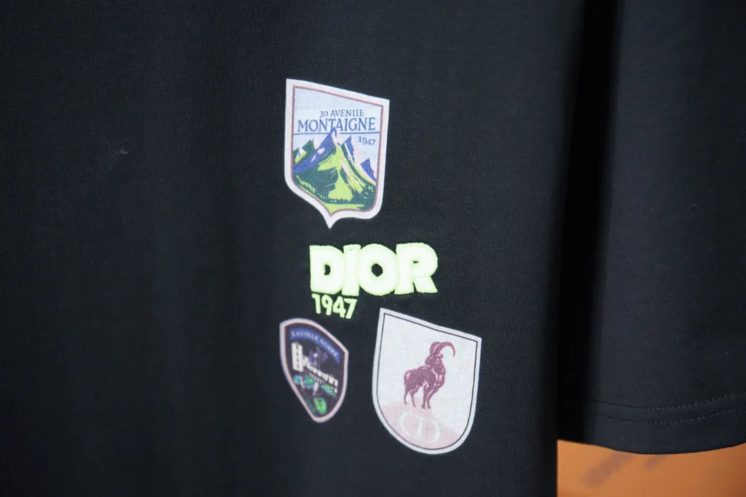 🅿️180 D＊or CD 25SS early spring new style joint series embroidered logo icon printed short sleeves light luxury essential item for daily commuting for men and women correct version welcome to compare detailed features · 320g 100% pure cotton double yarn jersey fabric · Custom dyed in the same cylinder, special thickened 32 double-ply 1X1 threads . Imported Tajima machine embroidered letter logo · Manual hand-printed screen icon pattern printing · Double-needle stitching and cross-stitch technology · Original main mark, washed tag, branded moisture-proof paper packaging Color: White/Black Size: S/M/L/XL