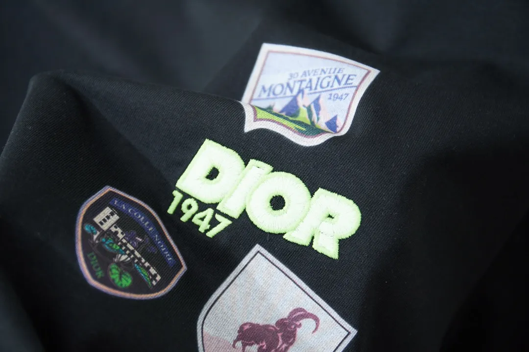 🅿️180 D＊or CD 25SS early spring new style joint series embroidered logo icon printed short sleeves light luxury essential item for daily commuting for men and women correct version welcome to compare detailed features · 320g 100% pure cotton double yarn jersey fabric · Custom dyed in the same cylinder, special thickened 32 double-ply 1X1 threads . Imported Tajima machine embroidered letter logo · Manual hand-printed screen icon pattern printing · Double-needle stitching and cross-stitch technology · Original main mark, washed tag, branded moisture-proof paper packaging Color: White/Black Size: S/M/L/XL