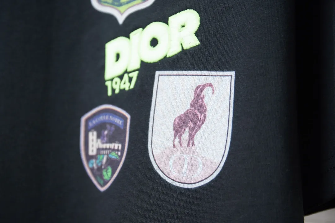 🅿️180 D＊or CD 25SS early spring new style joint series embroidered logo icon printed short sleeves light luxury essential item for daily commuting for men and women correct version welcome to compare detailed features · 320g 100% pure cotton double yarn jersey fabric · Custom dyed in the same cylinder, special thickened 32 double-ply 1X1 threads . Imported Tajima machine embroidered letter logo · Manual hand-printed screen icon pattern printing · Double-needle stitching and cross-stitch technology · Original main mark, washed tag, branded moisture-proof paper packaging Color: White/Black Size: S/M/L/XL