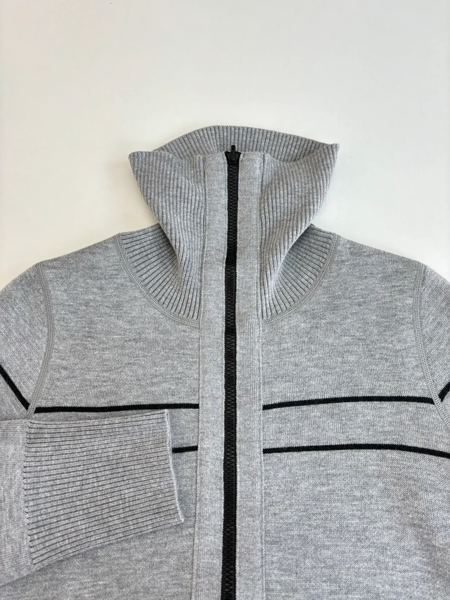 🅿️610 Dio*/Dior 25Fw presbyopic logo zipper cashmere jacket, reversible, double-woven letter jacquard craftsmanship on the back is luxurious and handsome, large lapel with small waist design and tailoring, fashionable and advanced, white and rich beauty must buy, classic version is not picky, the upper body is slim, Swiss machine embroidery sewing plate technology, imported cashmere yarn double-sided jacquard fabric Size: M/L/XL