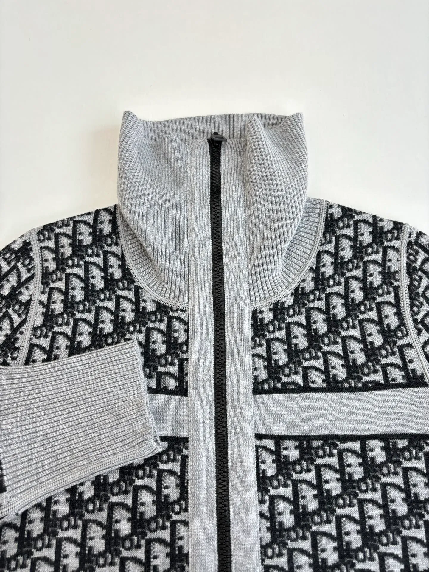 🅿️610 Dio*/Dior 25Fw presbyopic logo zipper cashmere jacket, reversible, double-woven letter jacquard craftsmanship on the back is luxurious and handsome, large lapel with small waist design and tailoring, fashionable and advanced, white and rich beauty must buy, classic version is not picky, the upper body is slim, Swiss machine embroidery sewing plate technology, imported cashmere yarn double-sided jacquard fabric Size: M/L/XL