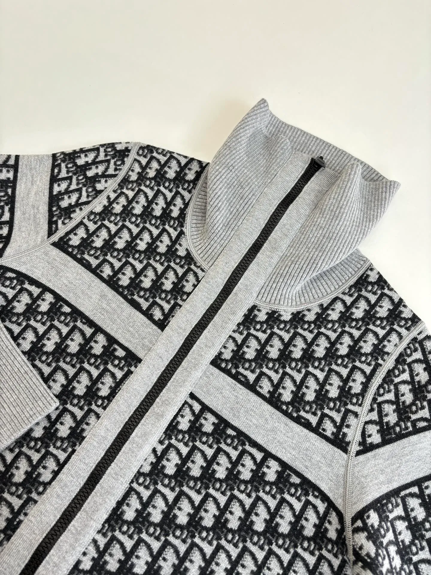 🅿️610 Dio*/Dior 25Fw presbyopic logo zipper cashmere jacket, reversible, double-woven letter jacquard craftsmanship on the back is luxurious and handsome, large lapel with small waist design and tailoring, fashionable and advanced, white and rich beauty must buy, classic version is not picky, the upper body is slim, Swiss machine embroidery sewing plate technology, imported cashmere yarn double-sided jacquard fabric Size: M/L/XL