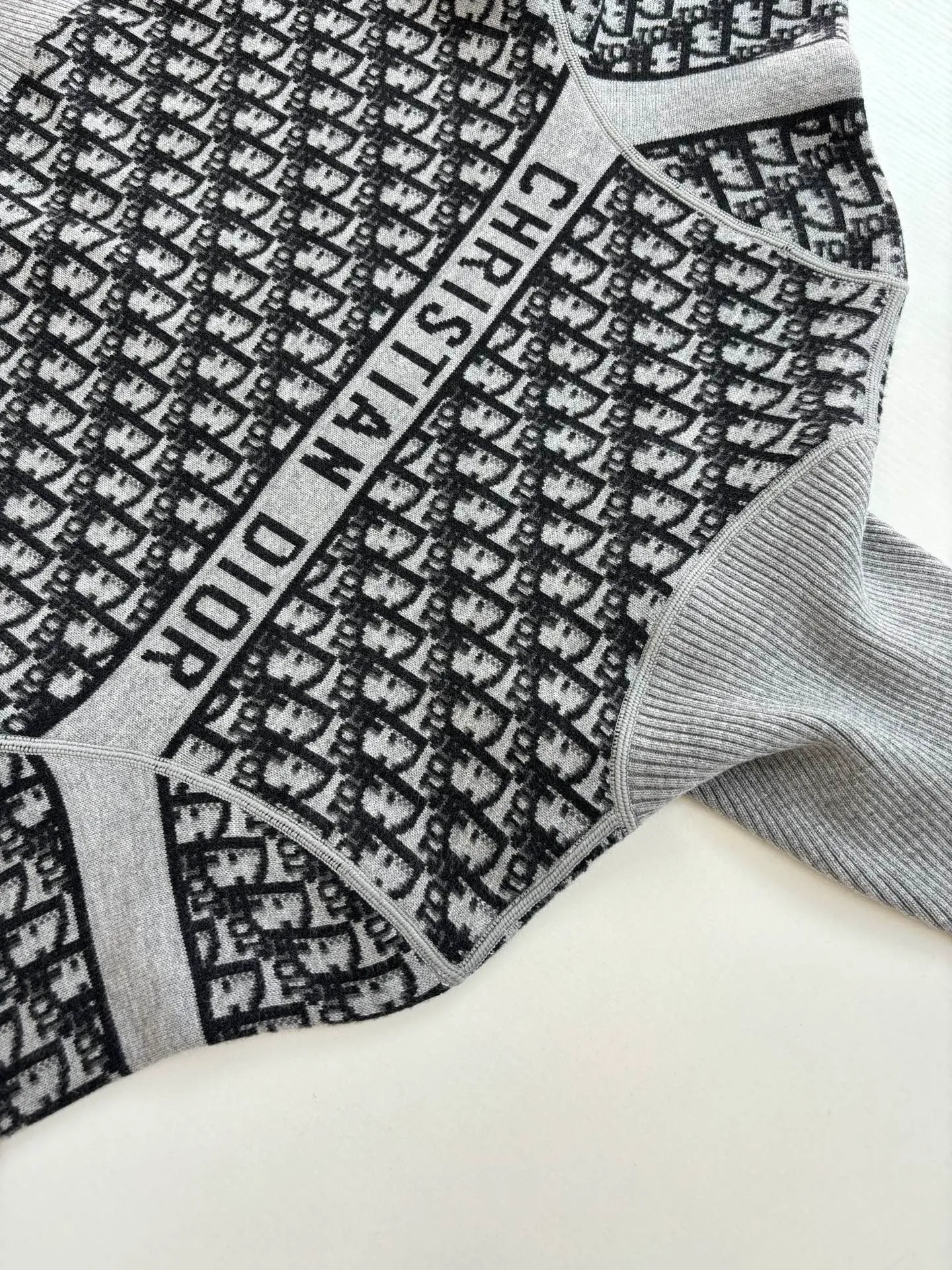 🅿️610 Dio*/Dior 25Fw presbyopic logo zipper cashmere jacket, reversible, double-woven letter jacquard craftsmanship on the back is luxurious and handsome, large lapel with small waist design and tailoring, fashionable and advanced, white and rich beauty must buy, classic version is not picky, the upper body is slim, Swiss machine embroidery sewing plate technology, imported cashmere yarn double-sided jacquard fabric Size: M/L/XL