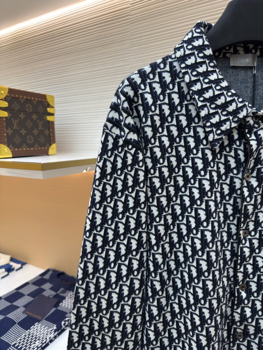 DIOR woolen shirt with full-print letters ●Authentic product: 13000 purchased and developed ●Item number: 1680373-B00 ●Fabric: wool blended fabric ●Technology: jacquard production ●Version: fitted version ●Weight: about 495 grams ●Size: XS-S-M-L ●Description: Wool custom-dyed 40-count combed cotton blended wool yarn, using imported Tajima Seiko to make 14-needle three-color jacquard craftsmanship. A single piece takes 280 minutes. The collar is cut and stitched, and the positioning is designed. The pattern is cut out and made by an experienced master craftsman. Each piece is customized according to YB Pattern pattern, sewing plate, positioning with straight eyes, specific logo natural colored shell, overall straight and delicate wiring, comfortable and soft fabrics, consistent colors without color difference, can be matched with the same style to create a fashionable look, control various occasions, customized accessories, complete three standards, the same style for men and women!