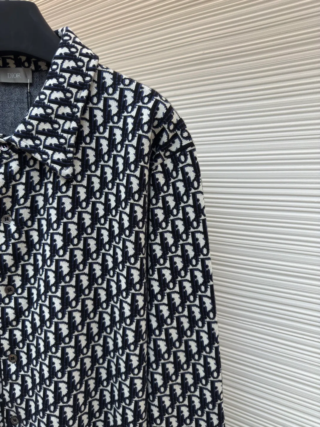 DIOR woolen shirt with full-print letters ●Authentic product: 13000 purchased and developed ●Item number: 1680373-B00 ●Fabric: wool blended fabric ●Technology: jacquard production ●Version: fitted version ●Weight: about 495 grams ●Size: XS-S-M-L ●Description: Wool custom-dyed 40-count combed cotton blended wool yarn, using imported Tajima Seiko to make 14-needle three-color jacquard craftsmanship. A single piece takes 280 minutes. The collar is cut and stitched, and the positioning is designed. The pattern is cut out and made by an experienced master craftsman. Each piece is customized according to YB Pattern pattern, sewing plate, positioning with straight eyes, specific logo natural colored shell, overall straight and delicate wiring, comfortable and soft fabrics, consistent colors without color difference, can be matched with the same style to create a fashionable look, control various occasions, customized accessories, complete three standards, the same style for men and women!