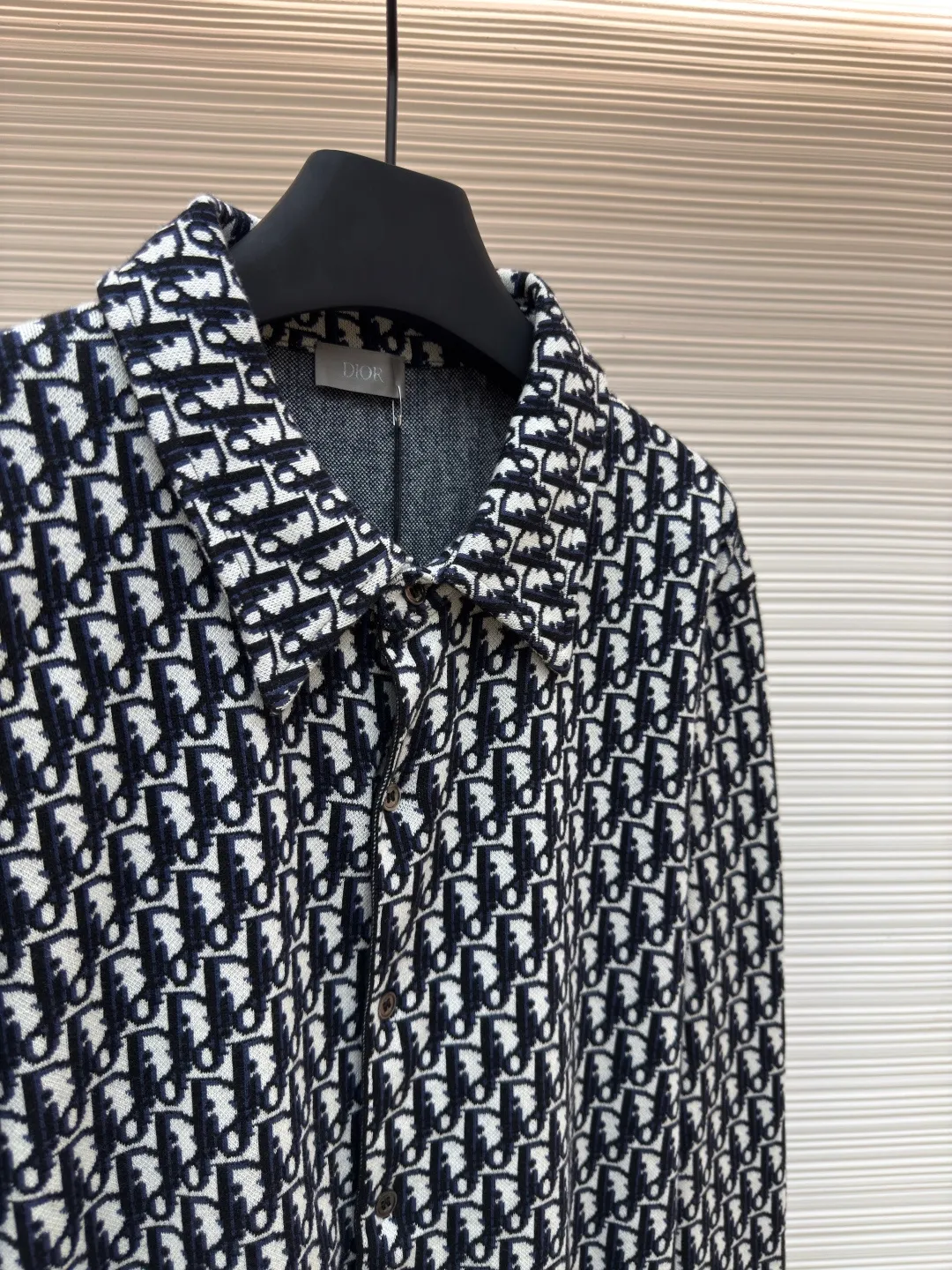 DIOR woolen shirt with full-print letters ●Authentic product: 13000 purchased and developed ●Item number: 1680373-B00 ●Fabric: wool blended fabric ●Technology: jacquard production ●Version: fitted version ●Weight: about 495 grams ●Size: XS-S-M-L ●Description: Wool custom-dyed 40-count combed cotton blended wool yarn, using imported Tajima Seiko to make 14-needle three-color jacquard craftsmanship. A single piece takes 280 minutes. The collar is cut and stitched, and the positioning is designed. The pattern is cut out and made by an experienced master craftsman. Each piece is customized according to YB Pattern pattern, sewing plate, positioning with straight eyes, specific logo natural colored shell, overall straight and delicate wiring, comfortable and soft fabrics, consistent colors without color difference, can be matched with the same style to create a fashionable look, control various occasions, customized accessories, complete three standards, the same style for men and women!