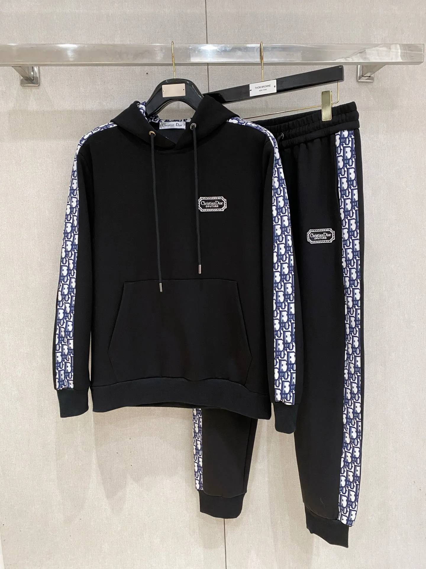 🅿️720 Dior hot-selling suit is coming. Focus on the original version of the official website. 2025 new hot-selling cardigan suit. The original order is the best. 🇭🇰The meticulous work of top designers. It has a fitting and perfect upper body effect. All-natural high-quality Tencel Roman cotton 100%, close-fitting comfort, noble and elegant! Original hardware embodies elegance and nobility! Counter size: M-3XL (maximum wear up to 190 pounds)