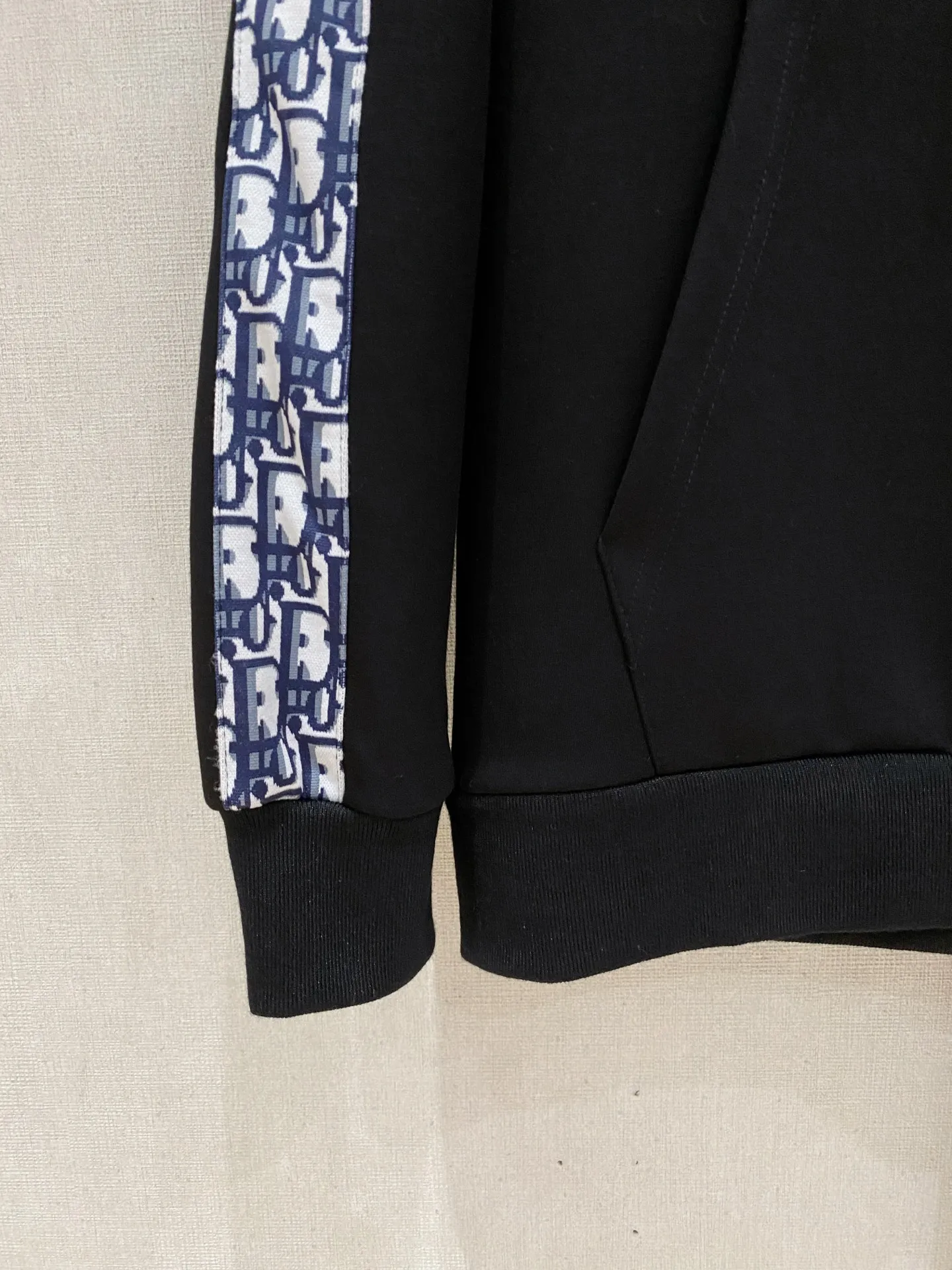 🅿️720 Dior hot-selling suit is coming. Focus on the original version of the official website. 2025 new hot-selling cardigan suit. The original order is the best. 🇭🇰The meticulous work of top designers. It has a fitting and perfect upper body effect. All-natural high-quality Tencel Roman cotton 100%, close-fitting comfort, noble and elegant! Original hardware embodies elegance and nobility! Counter size: M-3XL (maximum wear up to 190 pounds)