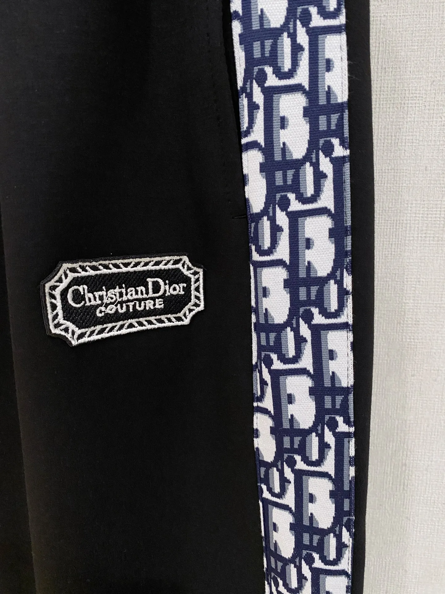 🅿️720 Dior hot-selling suit is coming. Focus on the original version of the official website. 2025 new hot-selling cardigan suit. The original order is the best. 🇭🇰The meticulous work of top designers. It has a fitting and perfect upper body effect. All-natural high-quality Tencel Roman cotton 100%, close-fitting comfort, noble and elegant! Original hardware embodies elegance and nobility! Counter size: M-3XL (maximum wear up to 190 pounds)
