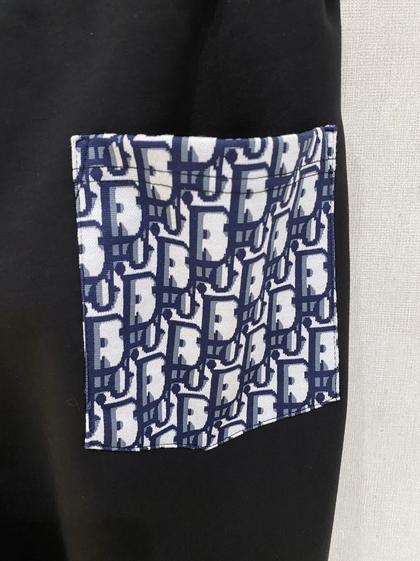 🅿️720 Dior hot-selling suit is coming. Focus on the original version of the official website. 2025 new hot-selling cardigan suit. The original order is the best. 🇭🇰The meticulous work of top designers. It has a fitting and perfect upper body effect. All-natural high-quality Tencel Roman cotton 100%, close-fitting comfort, noble and elegant! Original hardware embodies elegance and nobility! Counter size: M-3XL (maximum wear up to 190 pounds)