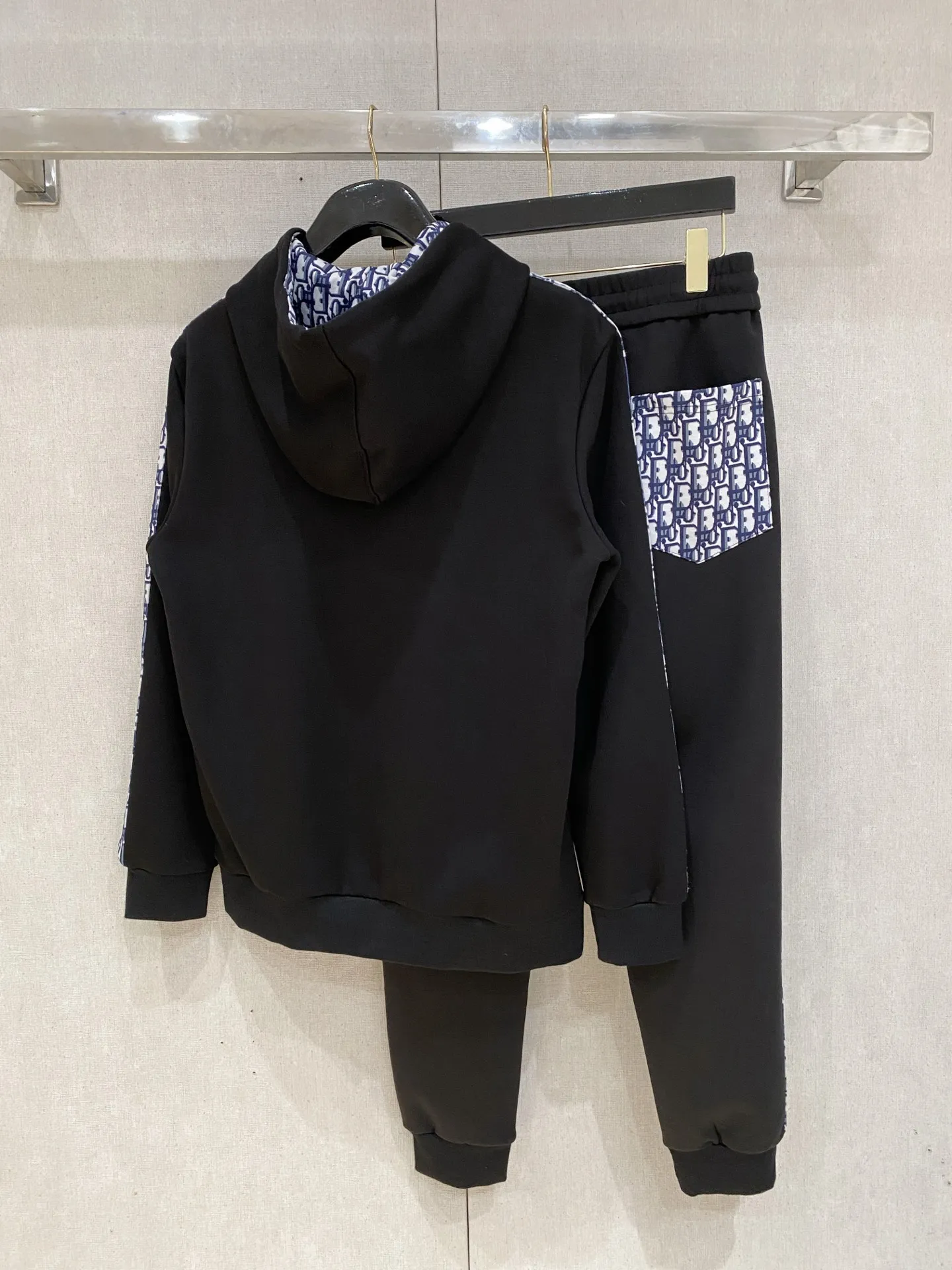 🅿️720 Dior hot-selling suit is coming. Focus on the original version of the official website. 2025 new hot-selling cardigan suit. The original order is the best. 🇭🇰The meticulous work of top designers. It has a fitting and perfect upper body effect. All-natural high-quality Tencel Roman cotton 100%, close-fitting comfort, noble and elegant! Original hardware embodies elegance and nobility! Counter size: M-3XL (maximum wear up to 190 pounds)
