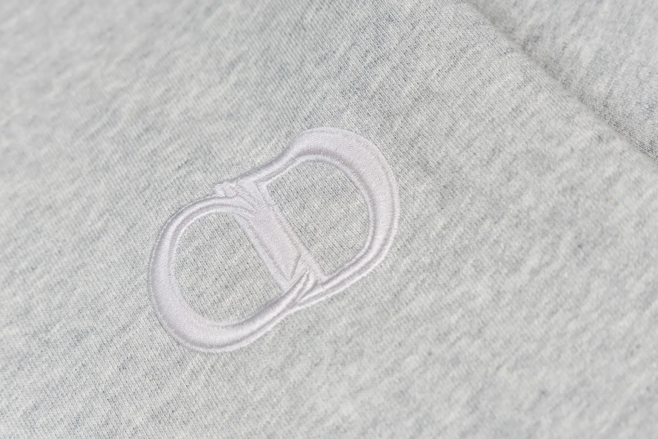 🅿️360 CD logo embroidered hooded sweatshirt (grey). The original product was purchased and developed for 9,800 yuan. The fabric is made of high-quality gray cotton fleece fabric, which is soft and comfortable to the touch. The delicate tonal CD Icon embroidery on the chest is low-key and elegant, highlighting the brand details. The drawstring hood design is paired with metal accessories engraved with the Dior logo to enhance the overall texture. The practical kangaroo pocket on the front is as beautiful as it is practical. Ribbed cuffs and hem ensure comfort while maintaining a structured silhouette. 100% cotton material brings excellent breathability and skin-friendly experience. The regular fit has a neat cut and is easy to match with a variety of bottoms. Exquisite embroidery technology and delicate fabric processing complement each other, reflecting Dior's consistent meticulous workmanship. This sweatshirt is the perfect blend of athleisure and haute couture, making it ideal for everyday style. Size:S-M-L-XL
