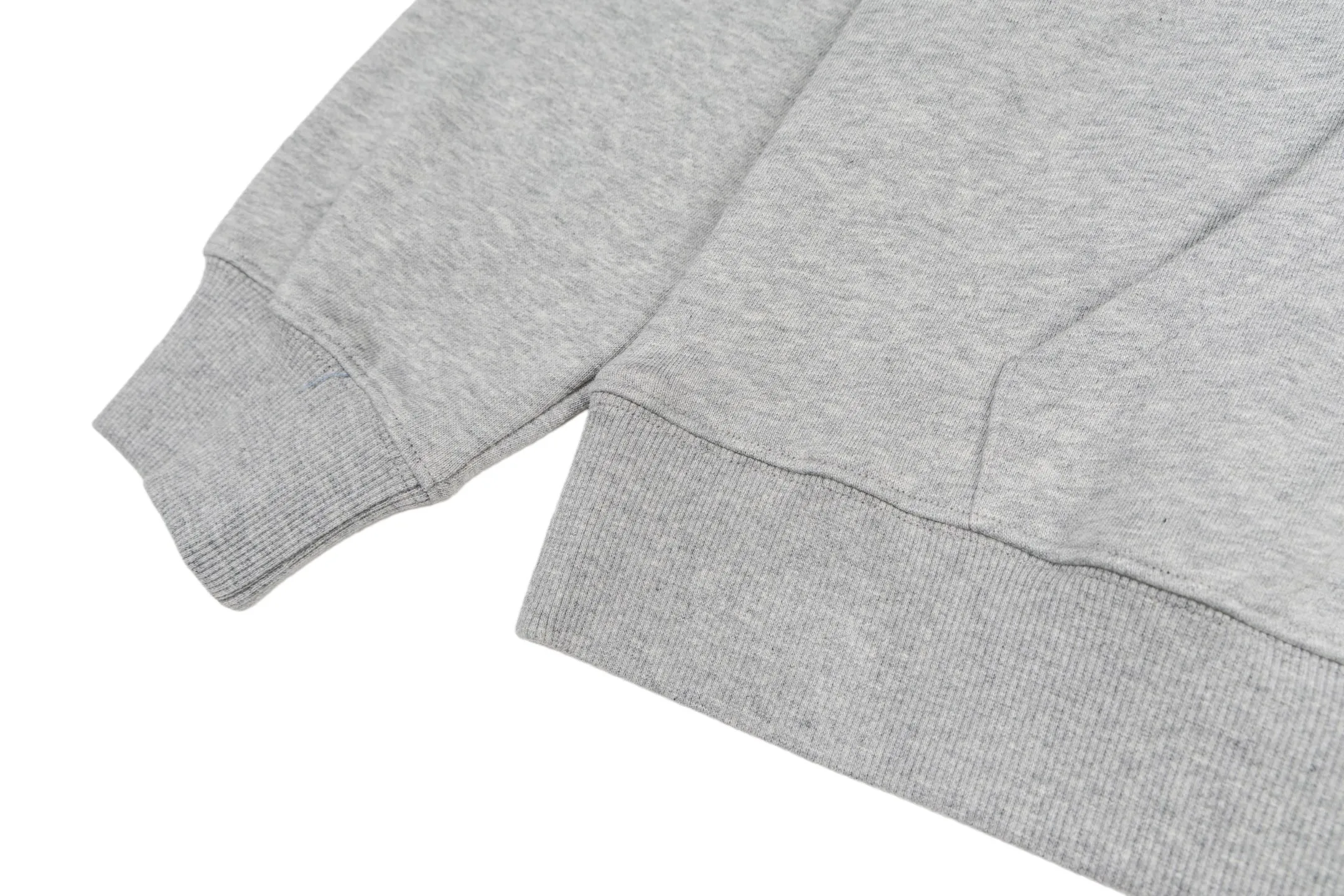 🅿️360 CD logo embroidered hooded sweatshirt (grey). The original product was purchased and developed for 9,800 yuan. The fabric is made of high-quality gray cotton fleece fabric, which is soft and comfortable to the touch. The delicate tonal CD Icon embroidery on the chest is low-key and elegant, highlighting the brand details. The drawstring hood design is paired with metal accessories engraved with the Dior logo to enhance the overall texture. The practical kangaroo pocket on the front is as beautiful as it is practical. Ribbed cuffs and hem ensure comfort while maintaining a structured silhouette. 100% cotton material brings excellent breathability and skin-friendly experience. The regular fit has a neat cut and is easy to match with a variety of bottoms. Exquisite embroidery technology and delicate fabric processing complement each other, reflecting Dior's consistent meticulous workmanship. This sweatshirt is the perfect blend of athleisure and haute couture, making it ideal for everyday style. Size:S-M-L-XL