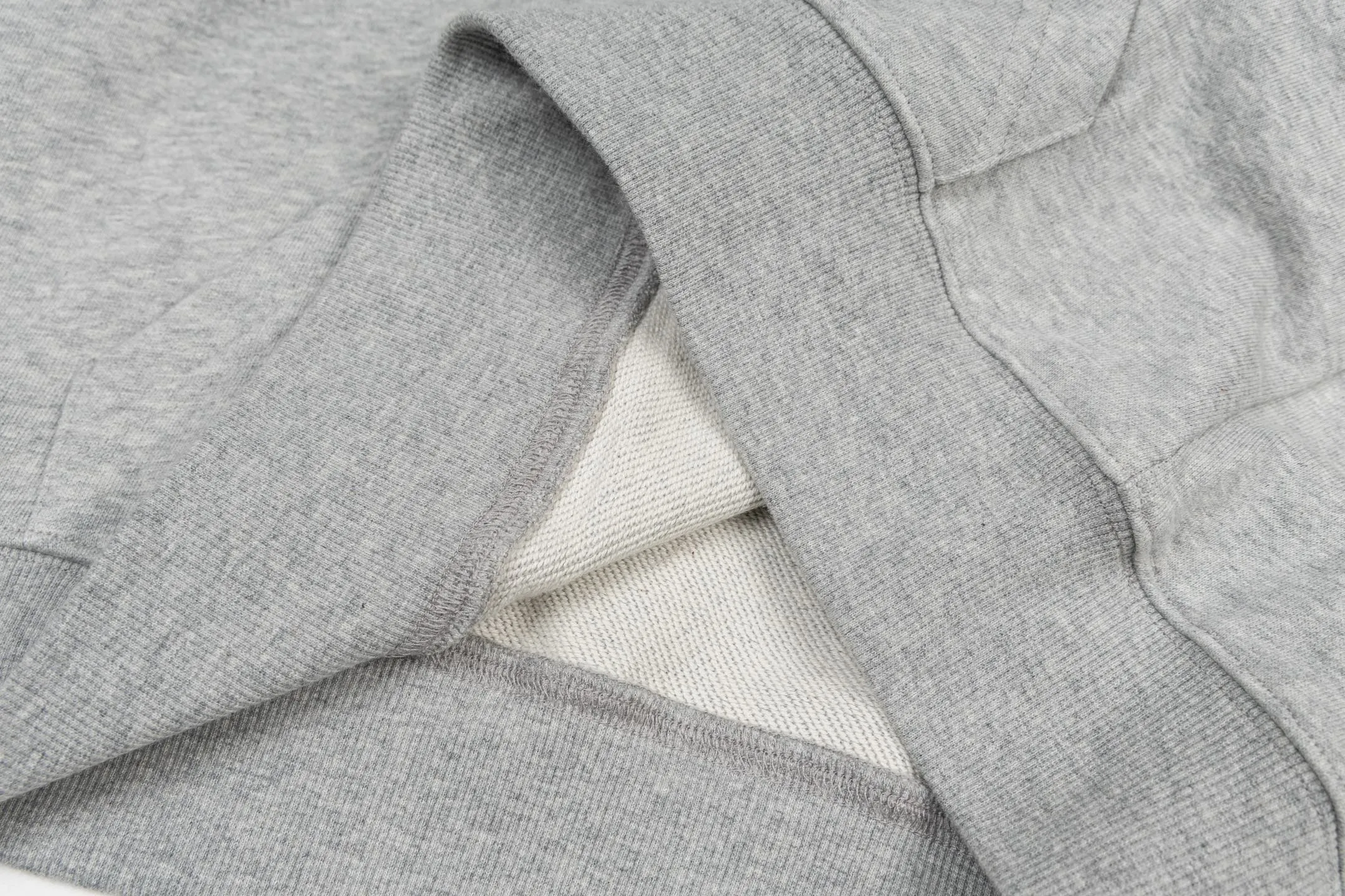 🅿️360 CD logo embroidered hooded sweatshirt (grey). The original product was purchased and developed for 9,800 yuan. The fabric is made of high-quality gray cotton fleece fabric, which is soft and comfortable to the touch. The delicate tonal CD Icon embroidery on the chest is low-key and elegant, highlighting the brand details. The drawstring hood design is paired with metal accessories engraved with the Dior logo to enhance the overall texture. The practical kangaroo pocket on the front is as beautiful as it is practical. Ribbed cuffs and hem ensure comfort while maintaining a structured silhouette. 100% cotton material brings excellent breathability and skin-friendly experience. The regular fit has a neat cut and is easy to match with a variety of bottoms. Exquisite embroidery technology and delicate fabric processing complement each other, reflecting Dior's consistent meticulous workmanship. This sweatshirt is the perfect blend of athleisure and haute couture, making it ideal for everyday style. Size:S-M-L-XL