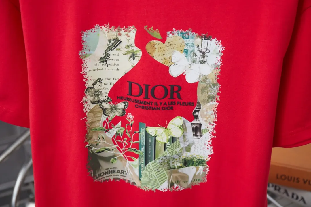 🅿️190 Christian D*or CD 25SS early spring new style, letter logo printed short sleeves, light luxury, essential item for daily commuting for men and women, correct version, welcome to compare, detailed features · 320g 100% pure cotton double yarn jersey fabric · Custom dyed in the same cylinder, special thickened 32 pieces double-strand 1X1 thread · Imported Kornit digital direct-injection printing · Double-needle stitching and cross-stitching technology · Original main mark, washed tag, brand moisture-proof paper packaging Color: black/white/red Size: S/M/L/XL