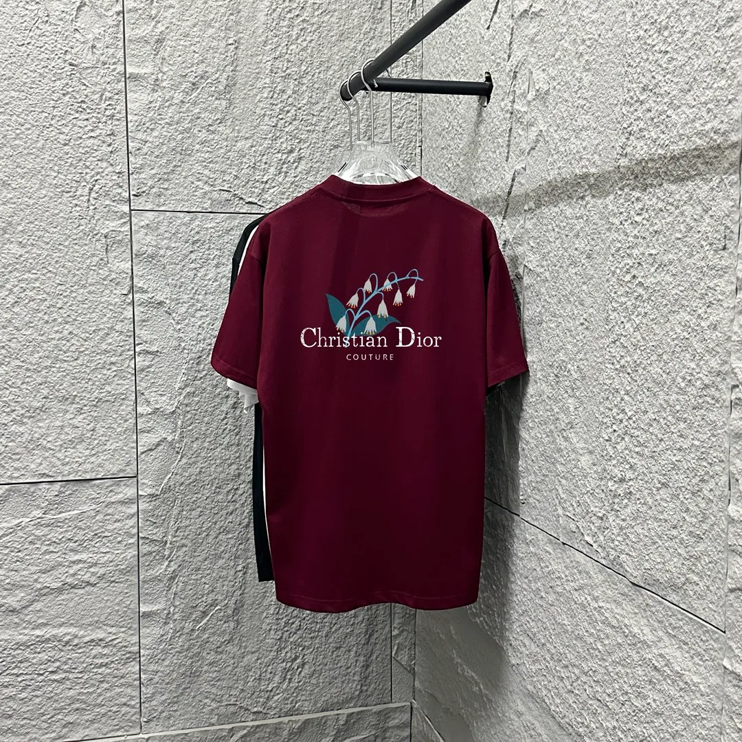 🅿️190 Dio* Dior 2025 spring and summer new style Lily of the Valley letter printing on the back Classic letter embroidery Simple and elegant Customized double yarn plain cotton fabric Short-sleeved T-shirt Unisex Color: Black White Angora Red Size: S (90-130 catties) M (120-150 catties) L (140-165 catties) XL (160-180 pounds) XXL (180-210 pounds)