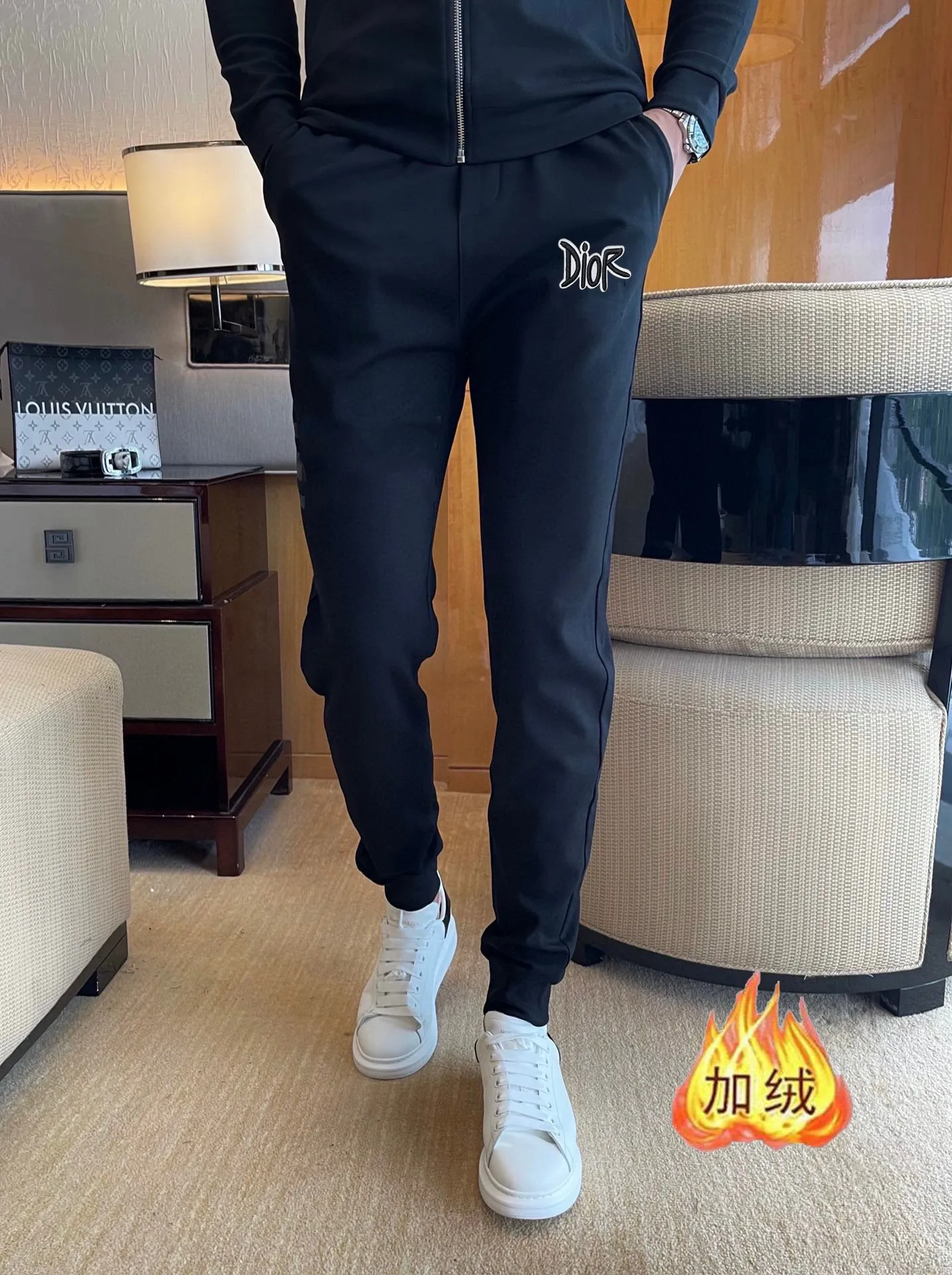 🅿️460 brand [DIOR Dior] (velvet and thickened) 2025 autumn and winter new product, celebrities' favorite fashion-flavored casual suit, clean and neat tailoring, full of urban style. Made of high-quality customized fabrics, the inner warmth is excellent, the hand feels soft and dry, and the upper body effect is crisp and stylish. The three-dimensional cutting process and the pattern are all of high standards, and the silhouette version has the right benefits! It is not tight at all, and you feel good when you put it on. So many top-quality raw materials create high-end products with unparalleled value. It is the first choice for high-end fashion people. (Size: M-4XL can wear up to 200 pounds)
