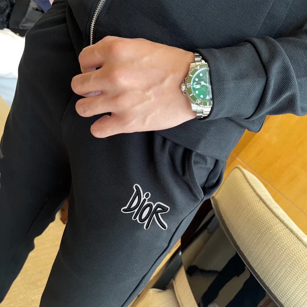 🅿️460 brand [DIOR Dior] (velvet and thickened) 2025 autumn and winter new product, celebrities' favorite fashion-flavored casual suit, clean and neat tailoring, full of urban style. Made of high-quality customized fabrics, the inner warmth is excellent, the hand feels soft and dry, and the upper body effect is crisp and stylish. The three-dimensional cutting process and the pattern are all of high standards, and the silhouette version has the right benefits! It is not tight at all, and you feel good when you put it on. So many top-quality raw materials create high-end products with unparalleled value. It is the first choice for high-end fashion people. (Size: M-4XL can wear up to 200 pounds)