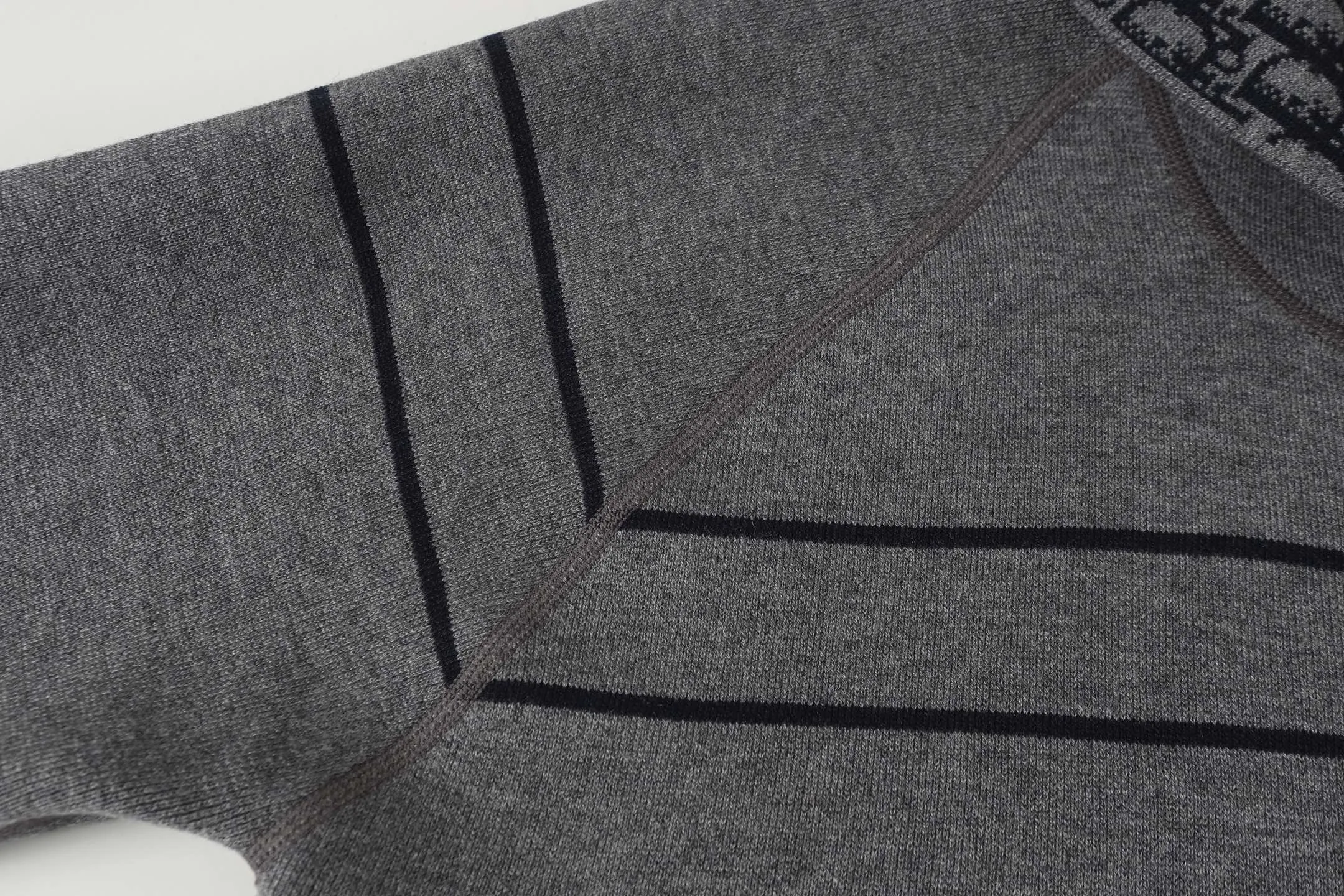 🅿️540 DIOR/Dior double-sided jacquard cashmere knitted hood (grey) was originally purchased and developed for 22,337 yuan. The fabric is made of cashmere blended knitted fabric, which is soft and comfortable. It features a zip closure at the front and subtle ribbed trimming at the cuffs and hem. The reversible design features a solid blue hue on one side and the brand's signature Oblique pattern on the other, with Cistian strap detailing on the back. The unlined cut ensures a light and effortless fit, while the slim fit creates an elegant silhouette. The entire piece has exquisite craftsmanship, double-sided knitting technology enables reversible wear, and ribbed edges enhance the three-dimensional effect. Dry cleaning and maintenance are recommended to maintain the delicate texture of cashmere fabrics. This piece is both casual and fashionable, and can be easily matched with all kinds of clothing, showing the brand's exquisite craftsmanship and classic aesthetics. Color: Navy Gray Light Gray Size: S M L