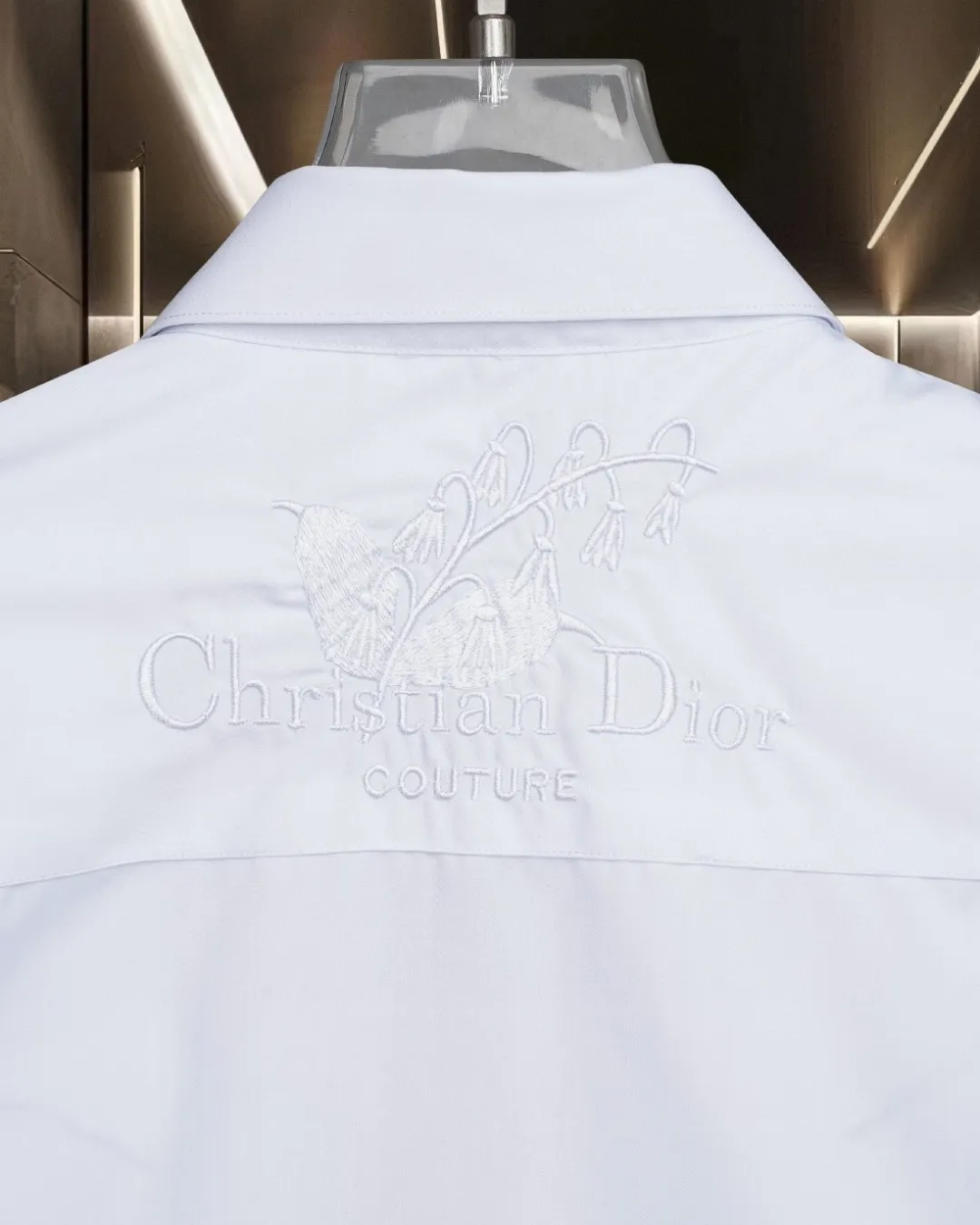 🅿️336 DIOR 🔥Breaking hot style, floral chest pockets 🌸letter logo embroidered long-sleeved shirt, 2025ss official website new long-sleeved shirt, exquisite embroidered logo, high-end version, in-store customized fabrics, highly breathable and comfortable, exquisitely crafted, with impeccable detail processing, ✅customized logo engraved buttons, complete with three labels. Brand element design concept reflects high quality. It feels delicate and soft! It presents a casual cut and the upper body shape is great! 🐍Size: M-XXL