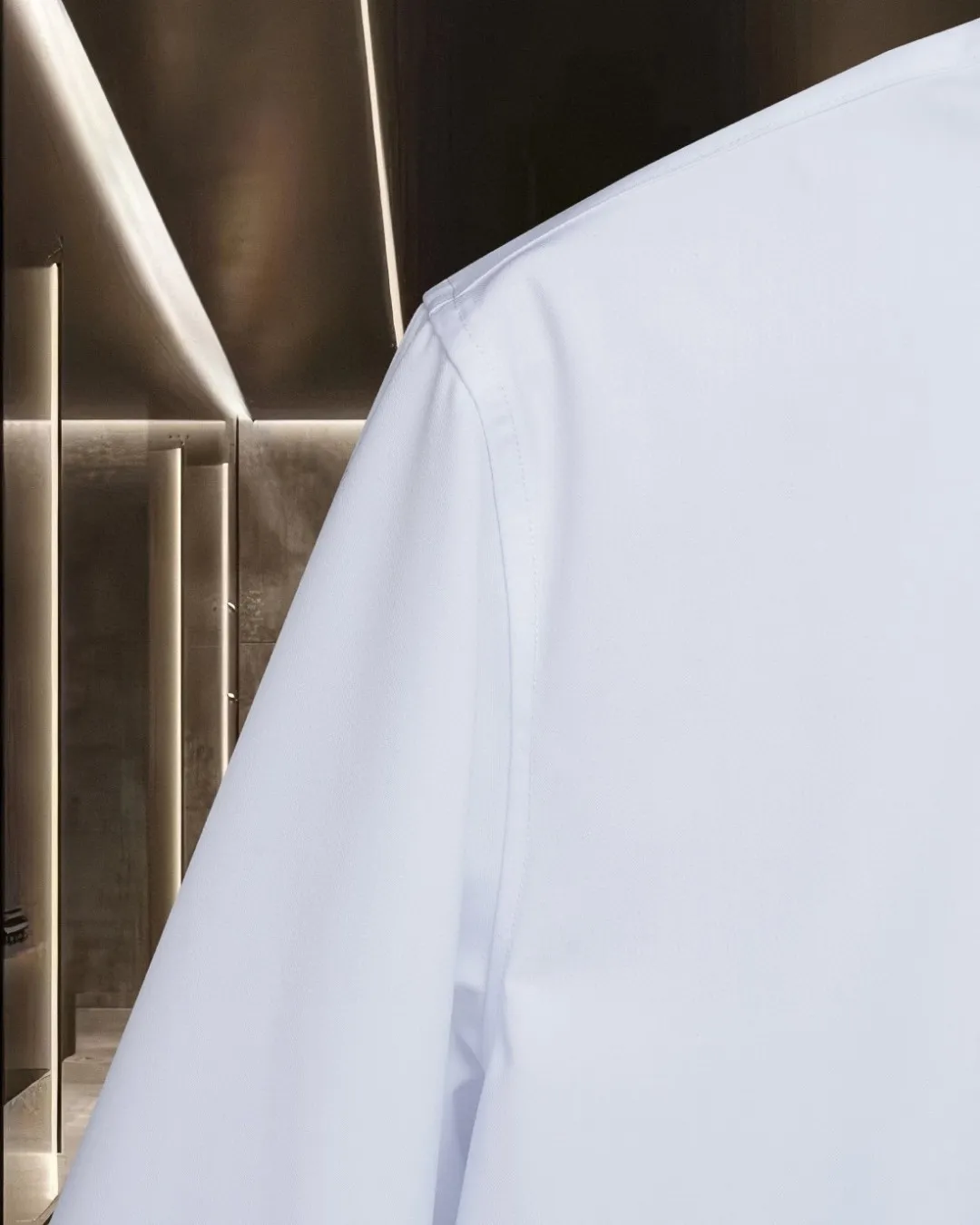 🅿️336 DIOR 🔥Breaking hot style, floral chest pockets 🌸letter logo embroidered long-sleeved shirt, 2025ss official website new long-sleeved shirt, exquisite embroidered logo, high-end version, in-store customized fabrics, highly breathable and comfortable, exquisitely crafted, with impeccable detail processing, ✅customized logo engraved buttons, complete with three labels. Brand element design concept reflects high quality. It feels delicate and soft! It presents a casual cut and the upper body shape is great! 🐍Size: M-XXL