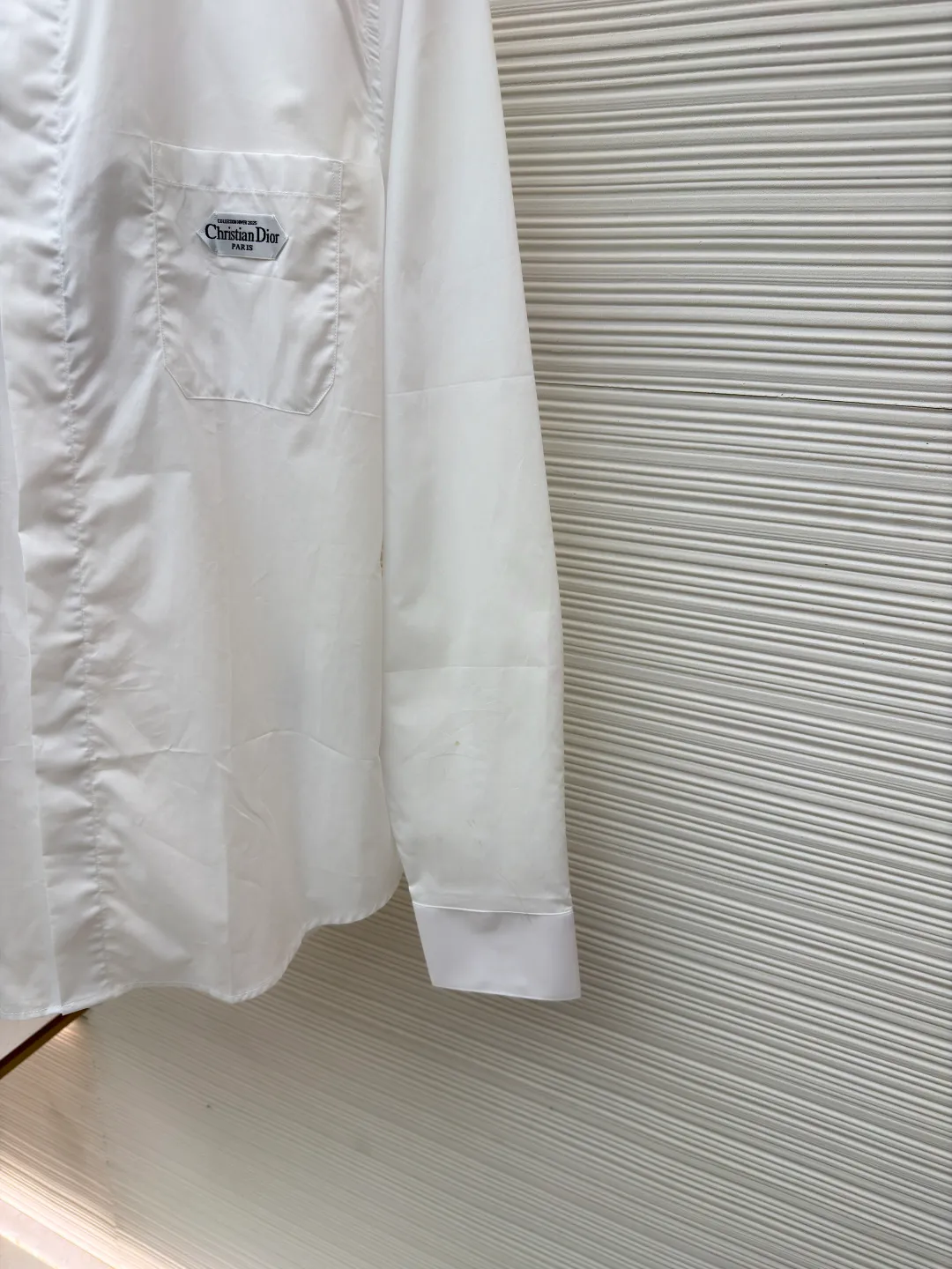 DIOR label cotton poplin lapel patch pocket long-sleeved shirt ●Original version: 8200 purchased and developed ●Item number: 1680914-A60 ●Fabric: cotton poplin satin fabric ●Technology: patch production ●Version: fitted version ●Weight: about 195 grams ●Size: 36-38-40-42 ●Description: The fabric is made of cotton poplin satin fabric, 75D interlining, artificial overlocking, artificial patching, and customized 1:1 accessories. The overall wiring is straight and delicate, the fabric is comfortable and soft, and the color is consistent without color difference. It can be matched with the same style to create a fashionable look and control various occasions. Customized accessories, complete with three standards, same style for men and women!