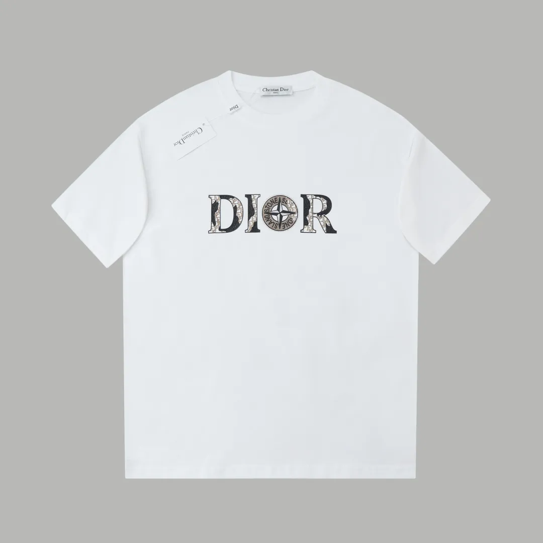 🅿️220 ✨DIO✨🆕25SS spring and summer new style Classic logo co-branded short-sleeved light luxury essential item for daily commuting for men and women Correct version Welcome to compare Detailed features · 260g 100% pure cotton double yarn jersey fabric · Custom dyed in the same cylinder, special thickened 32 double-strand 1X1 threads · Double-needle stitching cross-stitching process · Original main mark, washed tag, brand moisture-proof paper packaging Color: wine purple/black/military green/white/cyan/pink/ Size: S/M/L/XL
