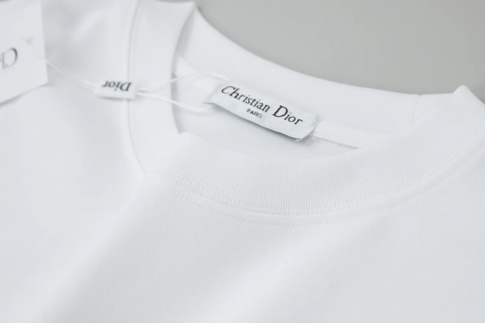 🅿️220 ✨DIO✨🆕25SS spring and summer new style Classic logo co-branded short-sleeved light luxury essential item for daily commuting for men and women Correct version Welcome to compare Detailed features · 260g 100% pure cotton double yarn jersey fabric · Custom dyed in the same cylinder, special thickened 32 double-strand 1X1 threads · Double-needle stitching cross-stitching process · Original main mark, washed tag, brand moisture-proof paper packaging Color: wine purple/black/military green/white/cyan/pink/ Size: S/M/L/XL