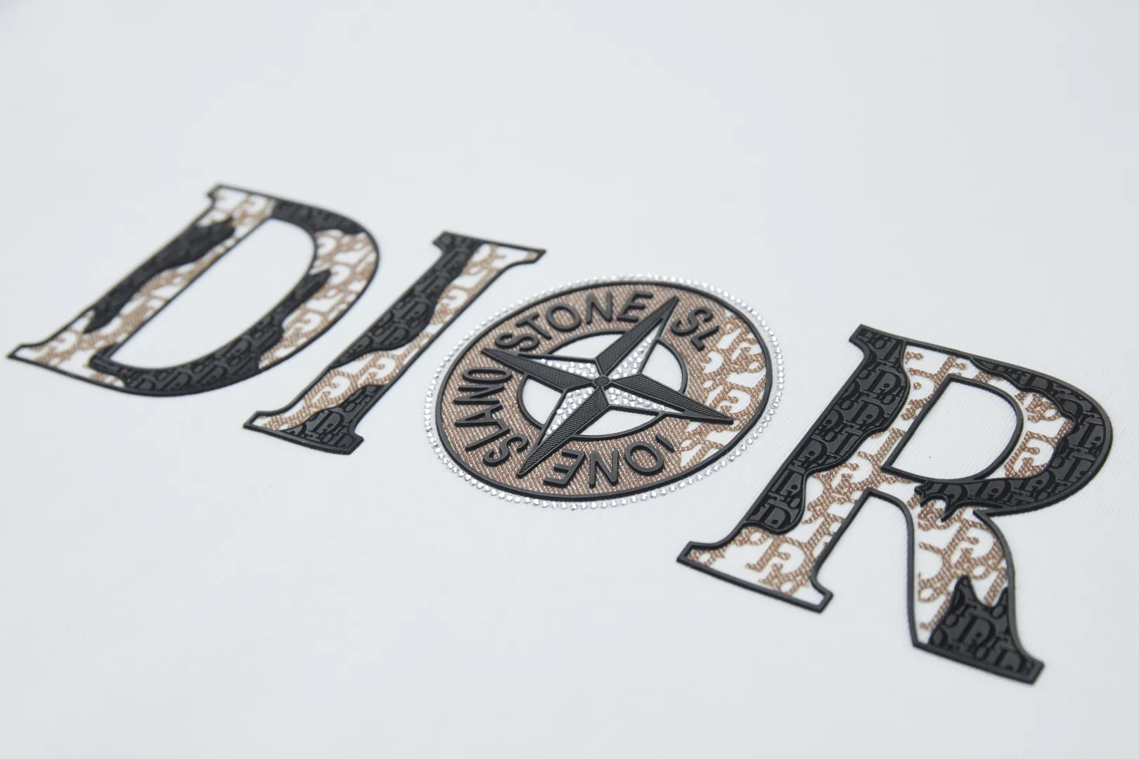 🅿️220 ✨DIO✨🆕25SS spring and summer new style Classic logo co-branded short-sleeved light luxury essential item for daily commuting for men and women Correct version Welcome to compare Detailed features · 260g 100% pure cotton double yarn jersey fabric · Custom dyed in the same cylinder, special thickened 32 double-strand 1X1 threads · Double-needle stitching cross-stitching process · Original main mark, washed tag, brand moisture-proof paper packaging Color: wine purple/black/military green/white/cyan/pink/ Size: S/M/L/XL