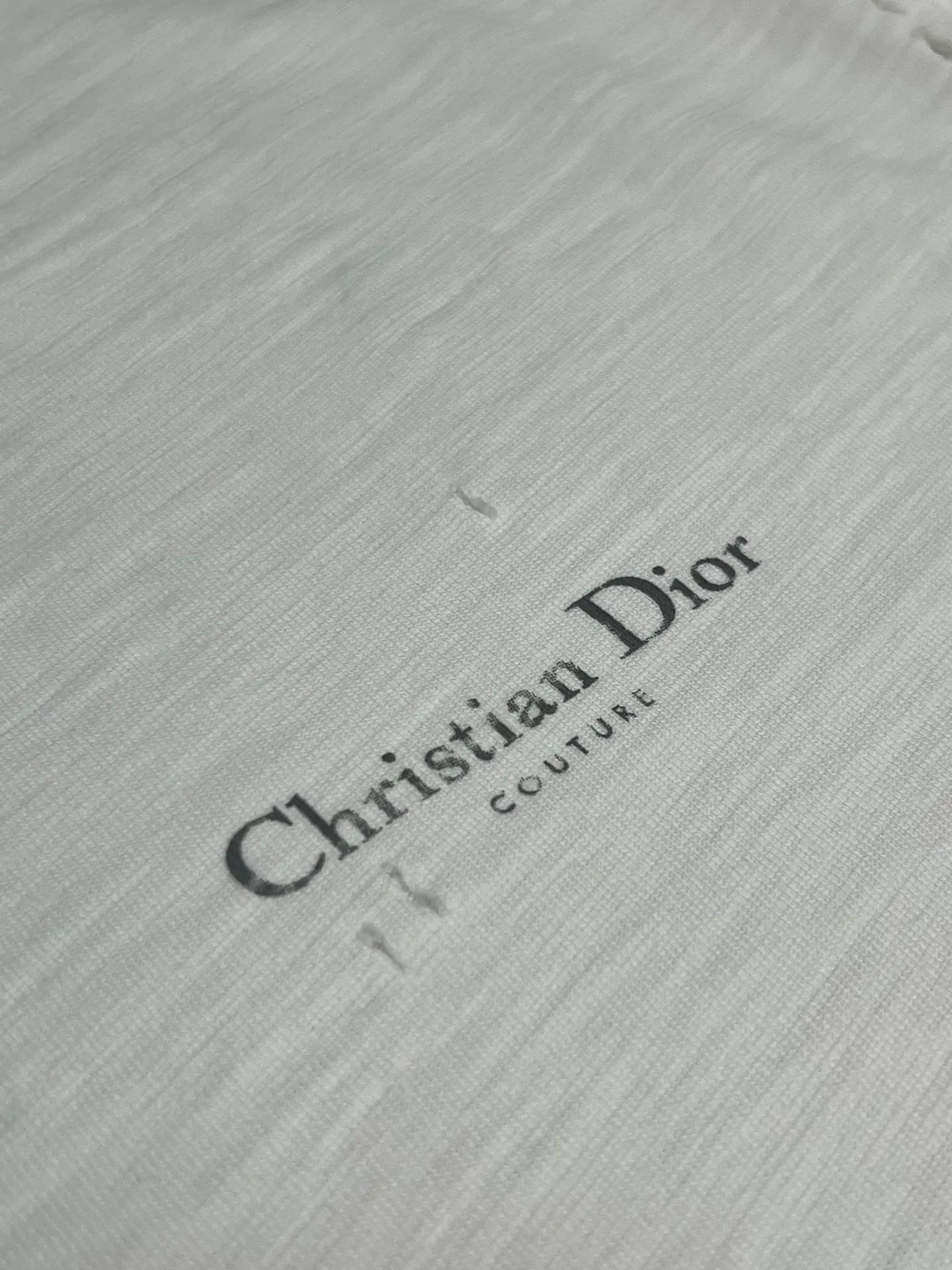 🅿️330 Dior ripped letter print short sleeves The fabric is made of 10s pure cotton slub plain fabric with a weight of 310g. This fabric is used as the collar, and the round collar is manually positioned on a flat machine. The front and back panels are printed with hand-made platen silk screen glue, and the film is engraved with laser dots to create a hollowed-out effect of missing letters. The clothes are designed with bifurcated sides, and the hems of the front and rear panels are cut with a special machine to pick the legs. There are lines on the surface to create a hollow effect. The entire garment is manually positioned and cut with holes, and the garment is fermented and washed to create a nostalgic effect. size：xs s m l