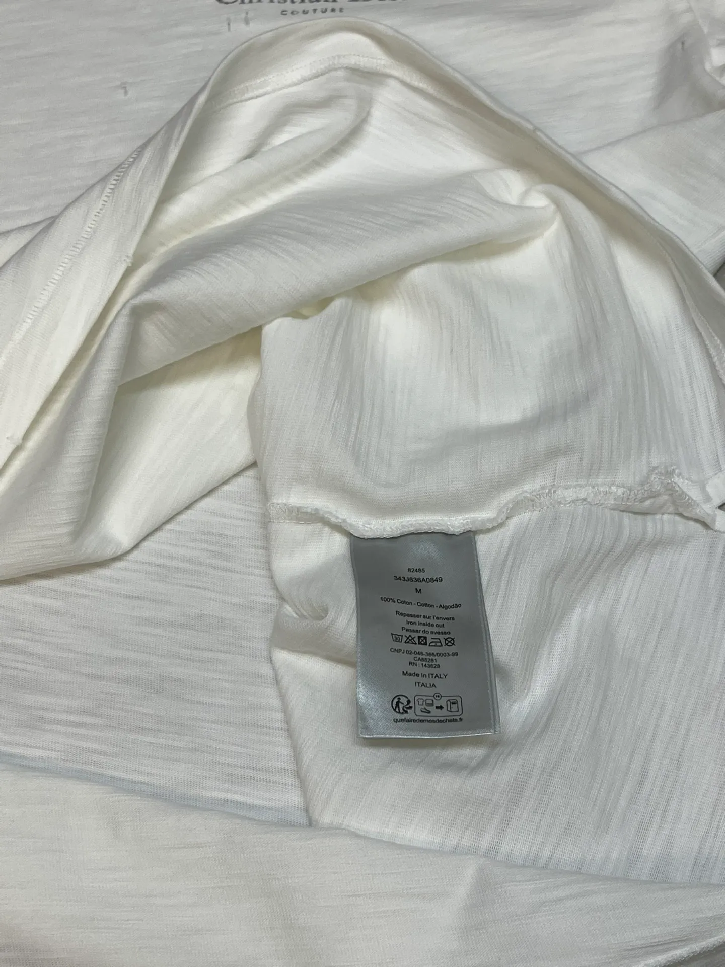 🅿️330 Dior ripped letter print short sleeves The fabric is made of 10s pure cotton slub plain fabric with a weight of 310g. This fabric is used as the collar, and the round collar is manually positioned on a flat machine. The front and back panels are printed with hand-made platen silk screen glue, and the film is engraved with laser dots to create a hollowed-out effect of missing letters. The clothes are designed with bifurcated sides, and the hems of the front and rear panels are cut with a special machine to pick the legs. There are lines on the surface to create a hollow effect. The entire garment is manually positioned and cut with holes, and the garment is fermented and washed to create a nostalgic effect. size：xs s m l