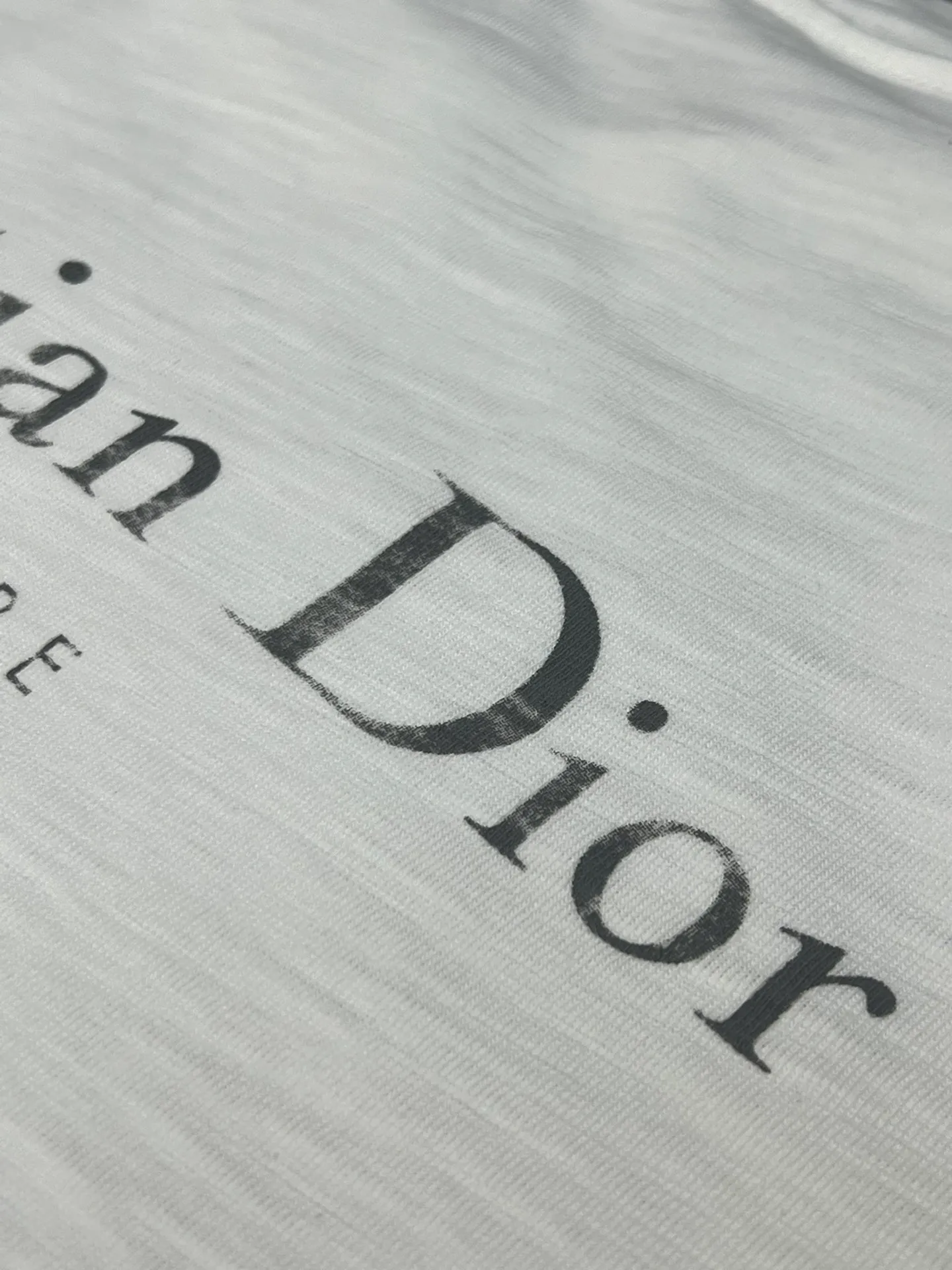 🅿️330 Dior ripped letter print short sleeves The fabric is made of 10s pure cotton slub plain fabric with a weight of 310g. This fabric is used as the collar, and the round collar is manually positioned on a flat machine. The front and back panels are printed with hand-made platen silk screen glue, and the film is engraved with laser dots to create a hollowed-out effect of missing letters. The clothes are designed with bifurcated sides, and the hems of the front and rear panels are cut with a special machine to pick the legs. There are lines on the surface to create a hollow effect. The entire garment is manually positioned and cut with holes, and the garment is fermented and washed to create a nostalgic effect. size：xs s m l