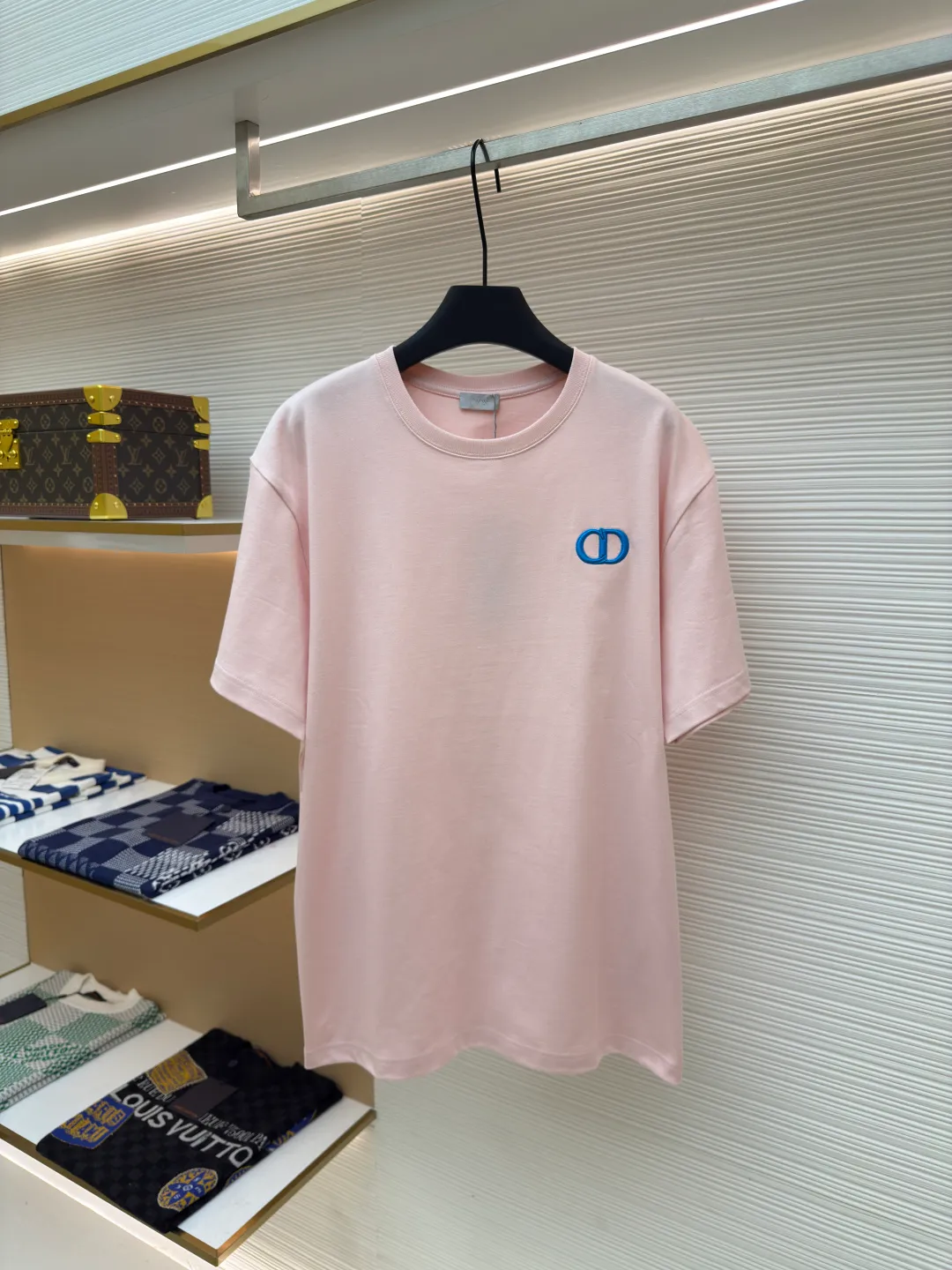 DIOR CD letter embroidery round neck short sleeves ●Authentic product: Purchased and developed for 5800 ●Item number: 1680436-A00 ●Fabric: pure cotton fabric ●Technology: embroidery process ●Version: fitted version ●Weight: about 360 grams ●Size: XS-S-M-L ●Description: Color is custom-woven and dyed, "CD" design on the chest. A perfect fashionable and trendy item! The oversize version is very slimming and can be worn with a T-skirt or shorts. Who wouldn’t love it? The texture of the customized fabric is super versatile and can be worn in all seasons. The overall routing is straight and delicate, the fabric is comfortable and soft, and the color is consistent with no color difference. It can be matched with the same style to create a fashionable look and control various occasions. Customized accessories, complete with three labels, same style for men and women!