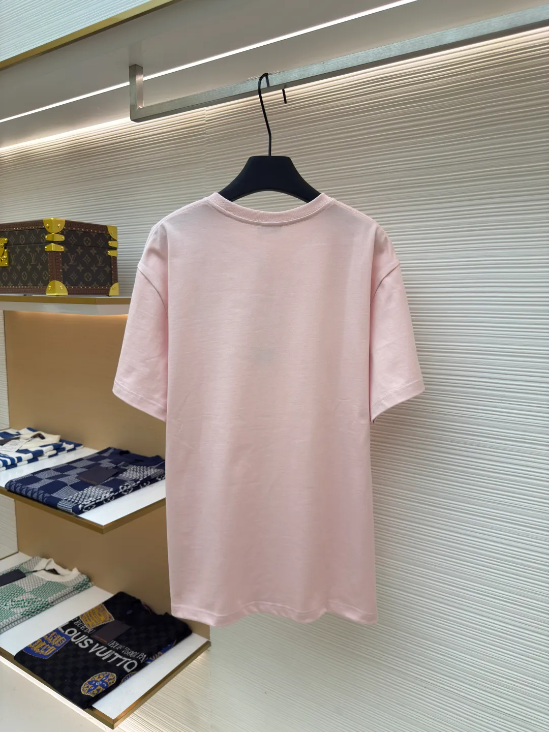 DIOR CD letter embroidery round neck short sleeves ●Authentic product: Purchased and developed for 5800 ●Item number: 1680436-A00 ●Fabric: pure cotton fabric ●Technology: embroidery process ●Version: fitted version ●Weight: about 360 grams ●Size: XS-S-M-L ●Description: Color is custom-woven and dyed, "CD" design on the chest. A perfect fashionable and trendy item! The oversize version is very slimming and can be worn with a T-skirt or shorts. Who wouldn’t love it? The texture of the customized fabric is super versatile and can be worn in all seasons. The overall routing is straight and delicate, the fabric is comfortable and soft, and the color is consistent with no color difference. It can be matched with the same style to create a fashionable look and control various occasions. Customized accessories, complete with three labels, same style for men and women!