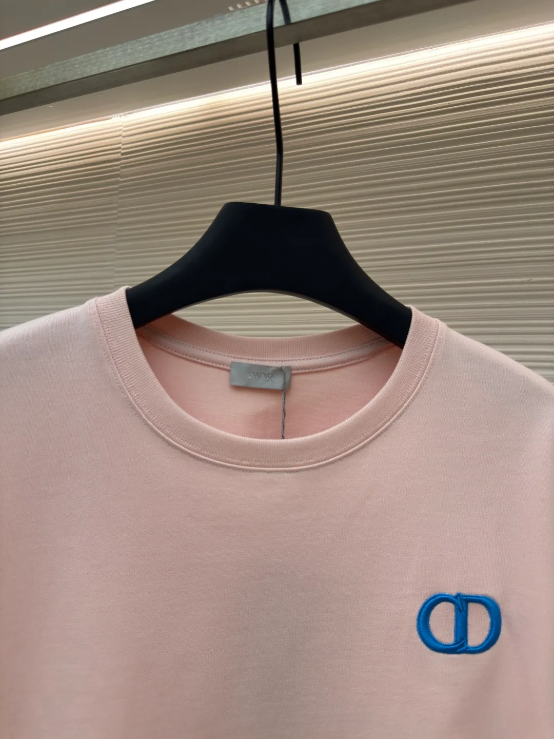 DIOR CD letter embroidery round neck short sleeves ●Authentic product: Purchased and developed for 5800 ●Item number: 1680436-A00 ●Fabric: pure cotton fabric ●Technology: embroidery process ●Version: fitted version ●Weight: about 360 grams ●Size: XS-S-M-L ●Description: Color is custom-woven and dyed, "CD" design on the chest. A perfect fashionable and trendy item! The oversize version is very slimming and can be worn with a T-skirt or shorts. Who wouldn’t love it? The texture of the customized fabric is super versatile and can be worn in all seasons. The overall routing is straight and delicate, the fabric is comfortable and soft, and the color is consistent with no color difference. It can be matched with the same style to create a fashionable look and control various occasions. Customized accessories, complete with three labels, same style for men and women!