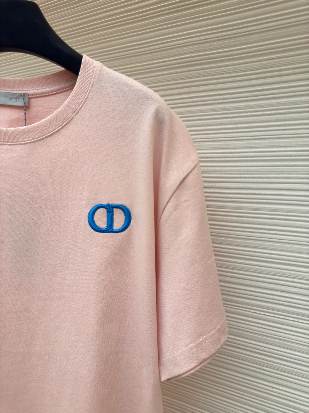 DIOR CD letter embroidery round neck short sleeves ●Authentic product: Purchased and developed for 5800 ●Item number: 1680436-A00 ●Fabric: pure cotton fabric ●Technology: embroidery process ●Version: fitted version ●Weight: about 360 grams ●Size: XS-S-M-L ●Description: Color is custom-woven and dyed, "CD" design on the chest. A perfect fashionable and trendy item! The oversize version is very slimming and can be worn with a T-skirt or shorts. Who wouldn’t love it? The texture of the customized fabric is super versatile and can be worn in all seasons. The overall routing is straight and delicate, the fabric is comfortable and soft, and the color is consistent with no color difference. It can be matched with the same style to create a fashionable look and control various occasions. Customized accessories, complete with three labels, same style for men and women!