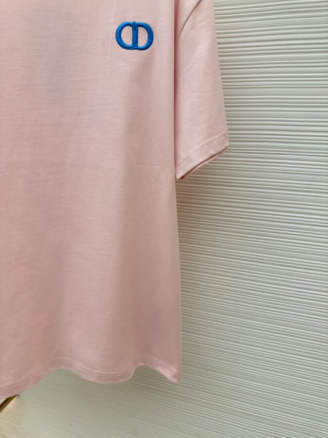 DIOR CD letter embroidery round neck short sleeves ●Authentic product: Purchased and developed for 5800 ●Item number: 1680436-A00 ●Fabric: pure cotton fabric ●Technology: embroidery process ●Version: fitted version ●Weight: about 360 grams ●Size: XS-S-M-L ●Description: Color is custom-woven and dyed, "CD" design on the chest. A perfect fashionable and trendy item! The oversize version is very slimming and can be worn with a T-skirt or shorts. Who wouldn’t love it? The texture of the customized fabric is super versatile and can be worn in all seasons. The overall routing is straight and delicate, the fabric is comfortable and soft, and the color is consistent with no color difference. It can be matched with the same style to create a fashionable look and control various occasions. Customized accessories, complete with three labels, same style for men and women!