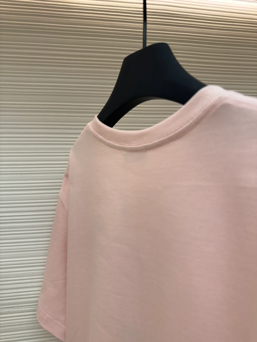 DIOR CD letter embroidery round neck short sleeves ●Authentic product: Purchased and developed for 5800 ●Item number: 1680436-A00 ●Fabric: pure cotton fabric ●Technology: embroidery process ●Version: fitted version ●Weight: about 360 grams ●Size: XS-S-M-L ●Description: Color is custom-woven and dyed, "CD" design on the chest. A perfect fashionable and trendy item! The oversize version is very slimming and can be worn with a T-skirt or shorts. Who wouldn’t love it? The texture of the customized fabric is super versatile and can be worn in all seasons. The overall routing is straight and delicate, the fabric is comfortable and soft, and the color is consistent with no color difference. It can be matched with the same style to create a fashionable look and control various occasions. Customized accessories, complete with three labels, same style for men and women!