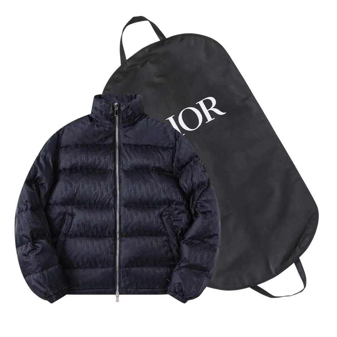 🅿️780 (with dust bag) Dior/Dior 23ss popular jacquard down jacket down jacket. It uses high-quality fabrics, always maintains a high-end and gorgeous design line, and has fine workmanship, symbolizing the highest spirit of French fashion culture. Counter version! The highest version on the market, gc quality is super good. Original hardware customization, jacquard craft fabric, goose down filling. Color: black/navy blue/grey/sky blue Size: 44/46/48/50/52/54