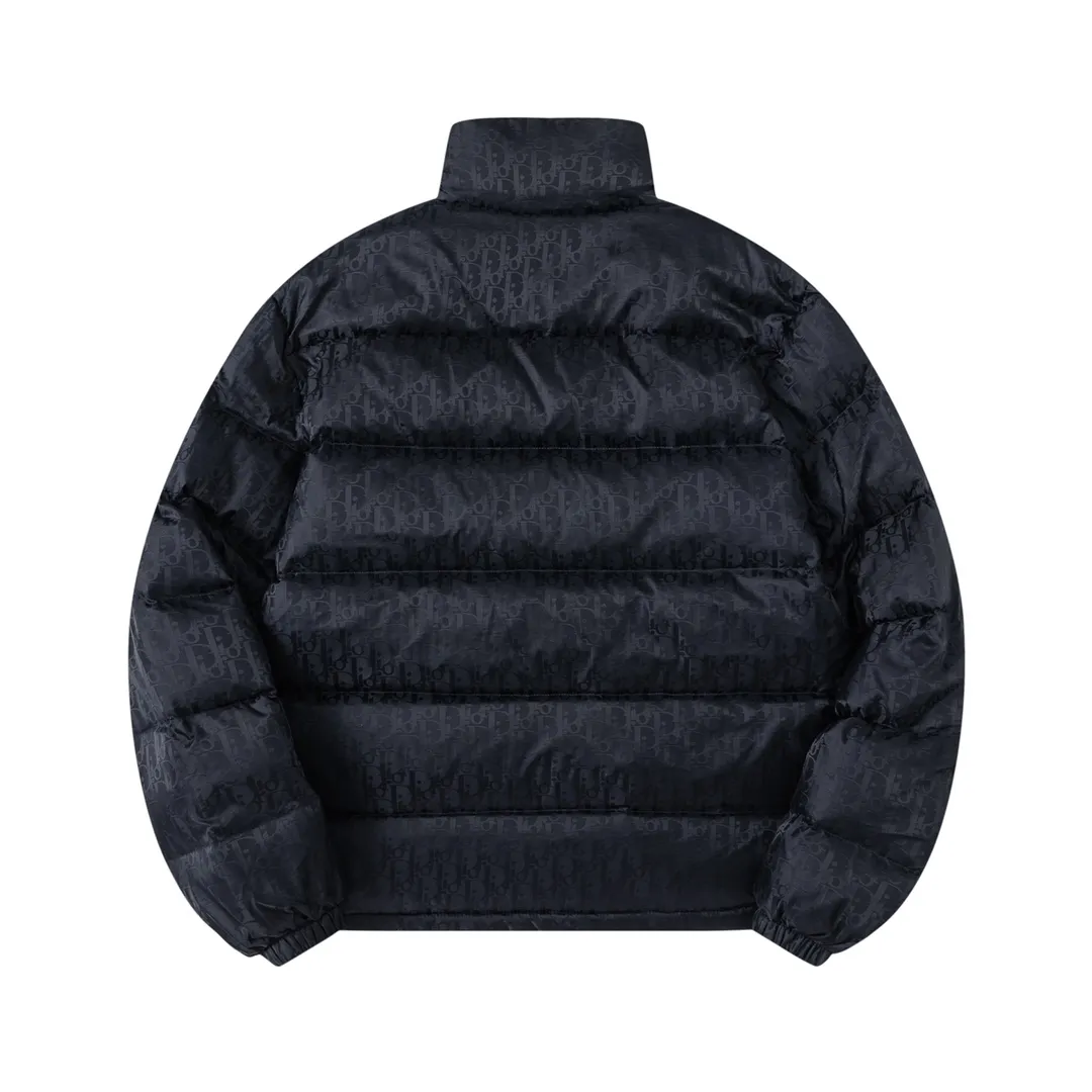 🅿️780 (with dust bag) Dior/Dior 23ss popular jacquard down jacket down jacket. It uses high-quality fabrics, always maintains a high-end and gorgeous design line, and has fine workmanship, symbolizing the highest spirit of French fashion culture. Counter version! The highest version on the market, gc quality is super good. Original hardware customization, jacquard craft fabric, goose down filling. Color: black/navy blue/grey/sky blue Size: 44/46/48/50/52/54