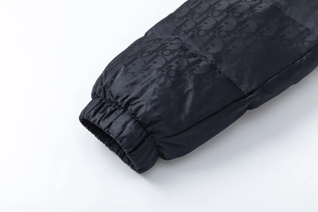 🅿️780 (with dust bag) Dior/Dior 23ss popular jacquard down jacket down jacket. It uses high-quality fabrics, always maintains a high-end and gorgeous design line, and has fine workmanship, symbolizing the highest spirit of French fashion culture. Counter version! The highest version on the market, gc quality is super good. Original hardware customization, jacquard craft fabric, goose down filling. Color: black/navy blue/grey/sky blue Size: 44/46/48/50/52/54