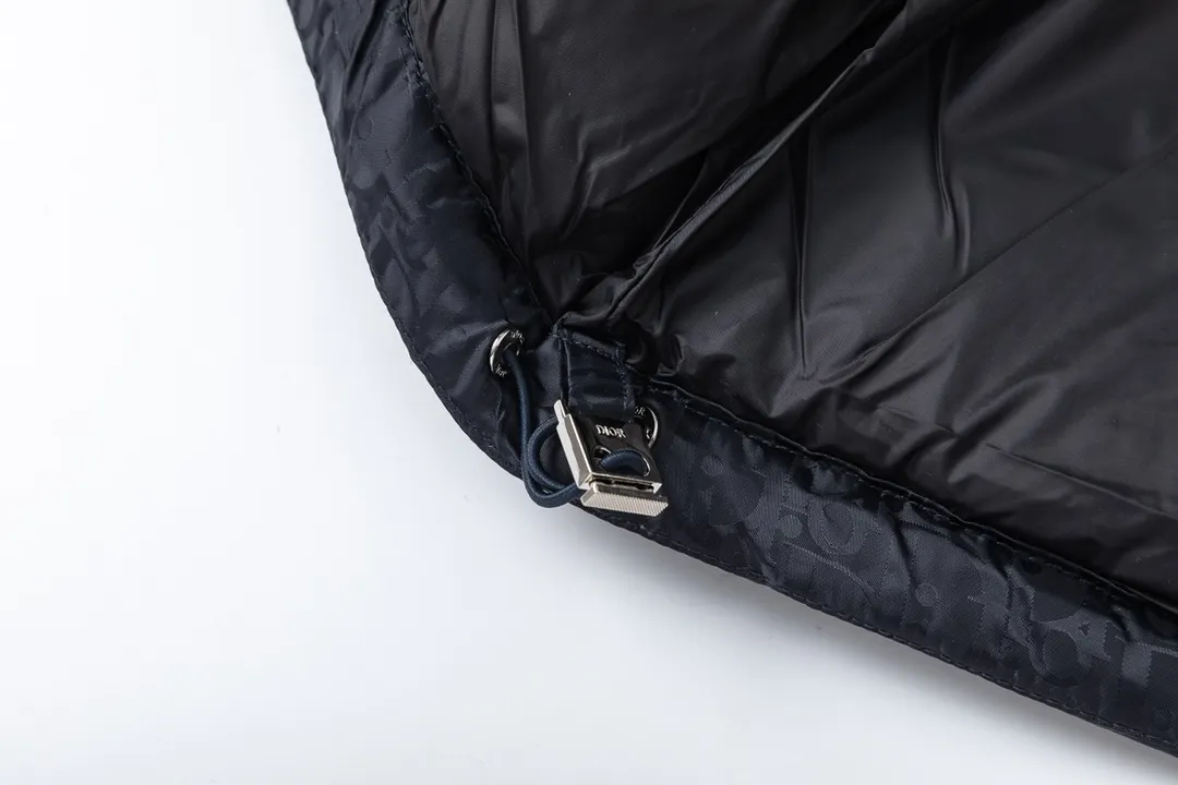 🅿️780 (with dust bag) Dior/Dior 23ss popular jacquard down jacket down jacket. It uses high-quality fabrics, always maintains a high-end and gorgeous design line, and has fine workmanship, symbolizing the highest spirit of French fashion culture. Counter version! The highest version on the market, gc quality is super good. Original hardware customization, jacquard craft fabric, goose down filling. Color: black/navy blue/grey/sky blue Size: 44/46/48/50/52/54
