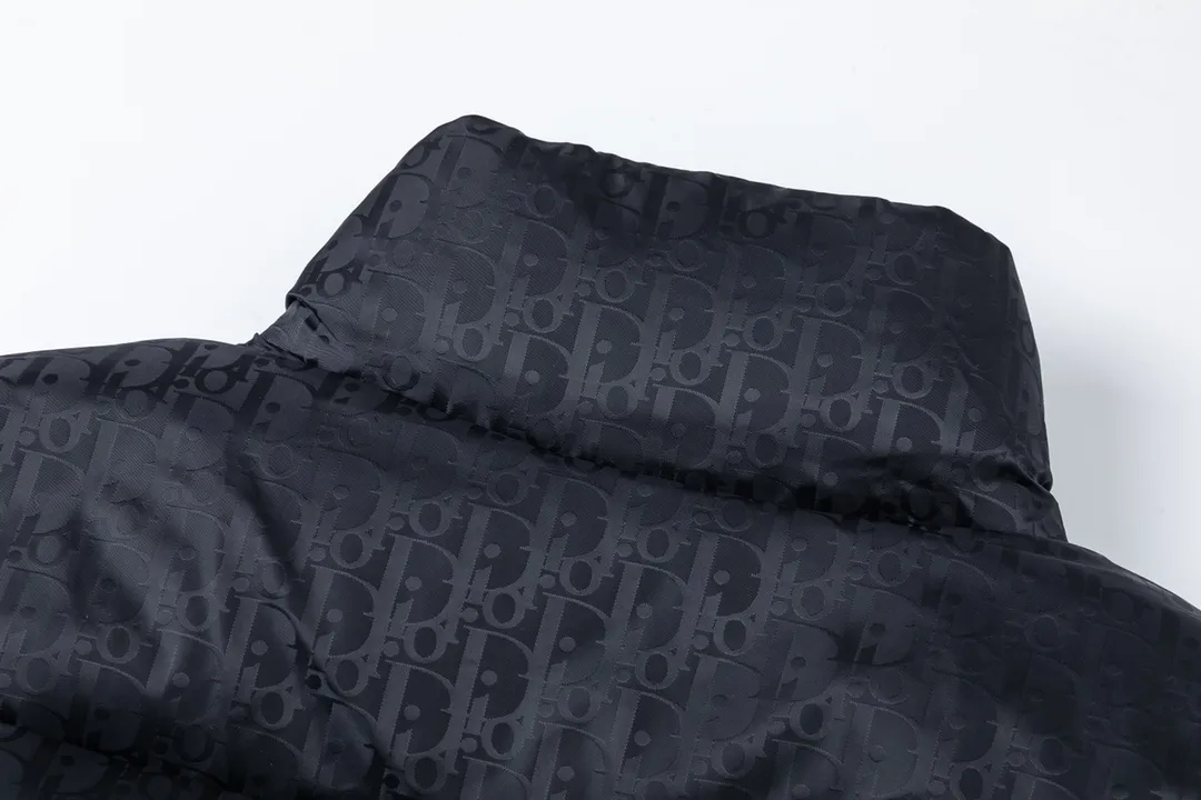 🅿️780 (with dust bag) Dior/Dior 23ss popular jacquard down jacket down jacket. It uses high-quality fabrics, always maintains a high-end and gorgeous design line, and has fine workmanship, symbolizing the highest spirit of French fashion culture. Counter version! The highest version on the market, gc quality is super good. Original hardware customization, jacquard craft fabric, goose down filling. Color: black/navy blue/grey/sky blue Size: 44/46/48/50/52/54
