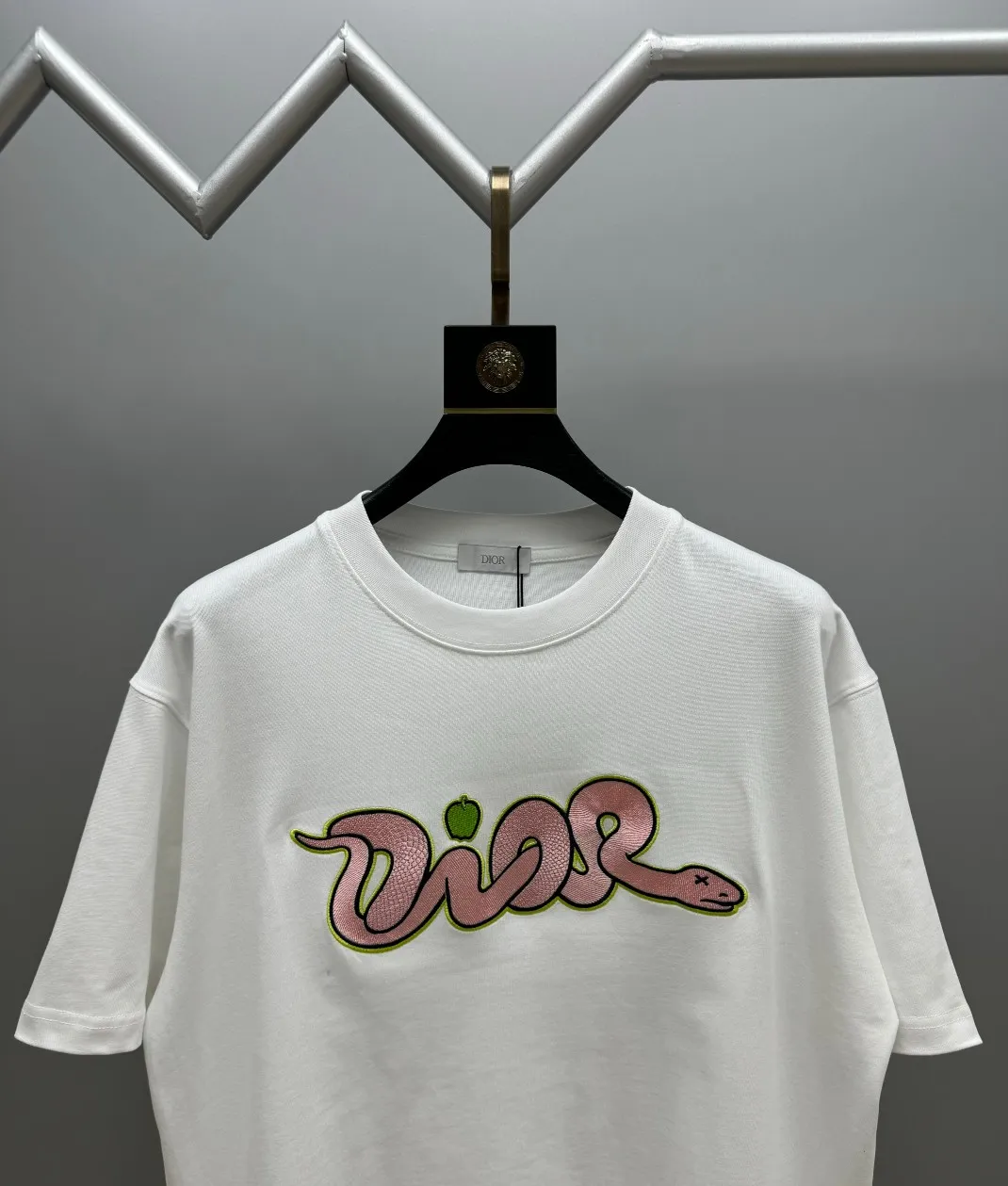 🅿️240 (top version with different currency) Will not be taken off the shelves all year round, sell with confidence Style: Dior/DIO.R short-sleeved T-shirt Fabric: 300g heavy double yarn 100% cotton Rib: 320g heavy Sorona 1*1 trendy brand Craftsmanship: Imported machine embroidered logo Color: White Orange Size: XS S M L No gender distinction, the same style for men and women